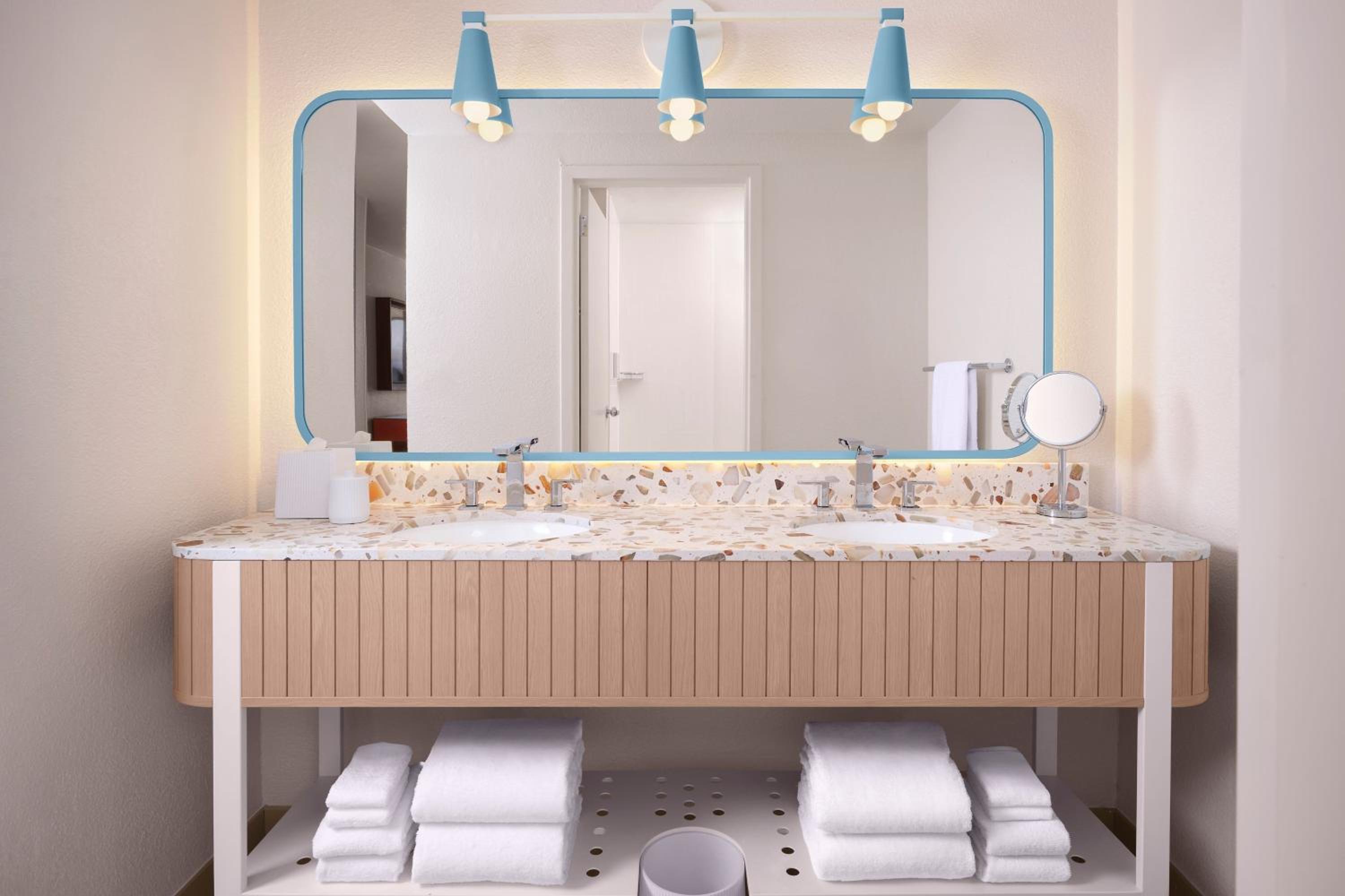King Guestroom, Resort View with Balcony (Main Resort) - Photo 4