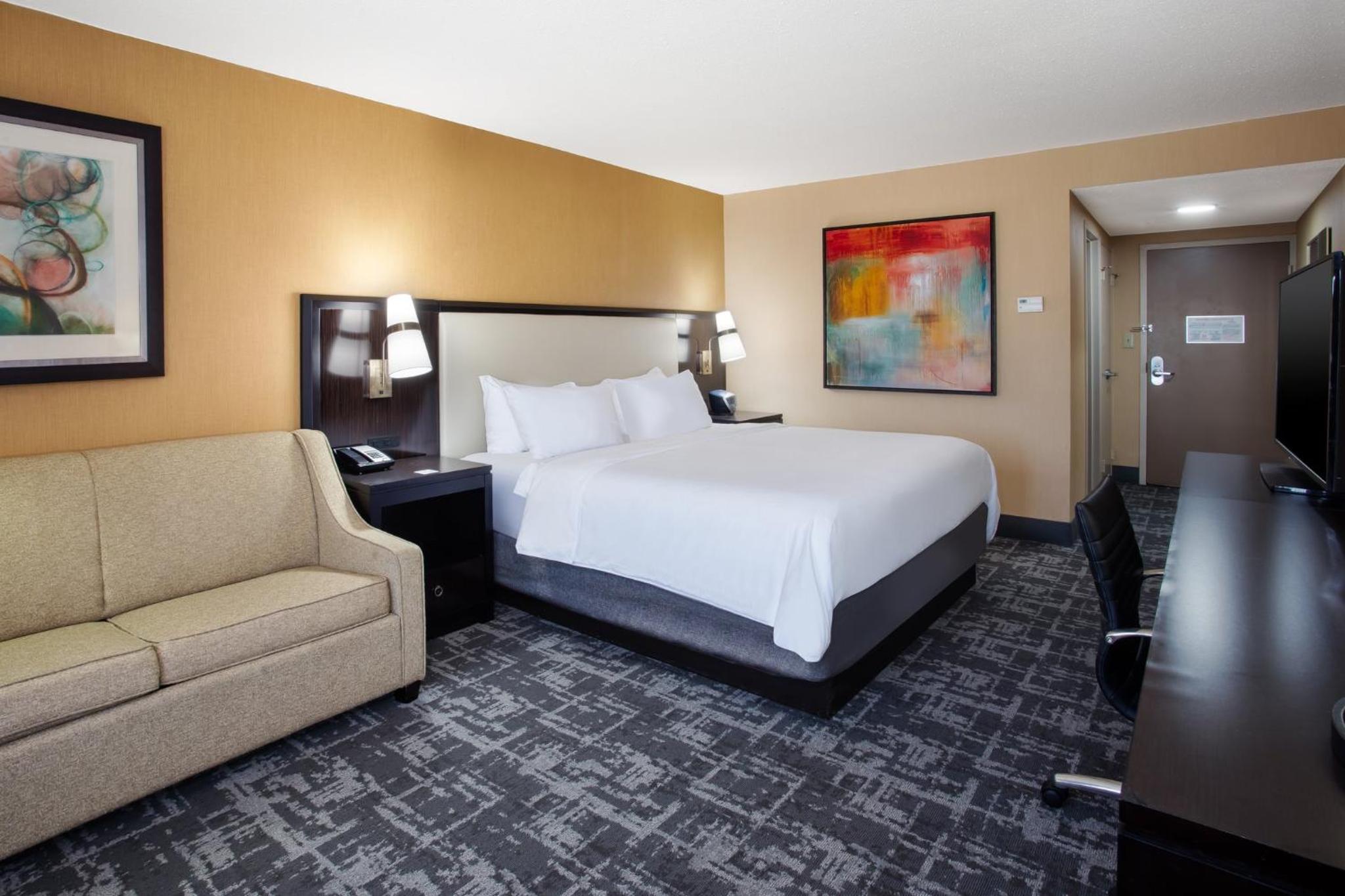 Standard King Room with Sofa Bed - Photo 5