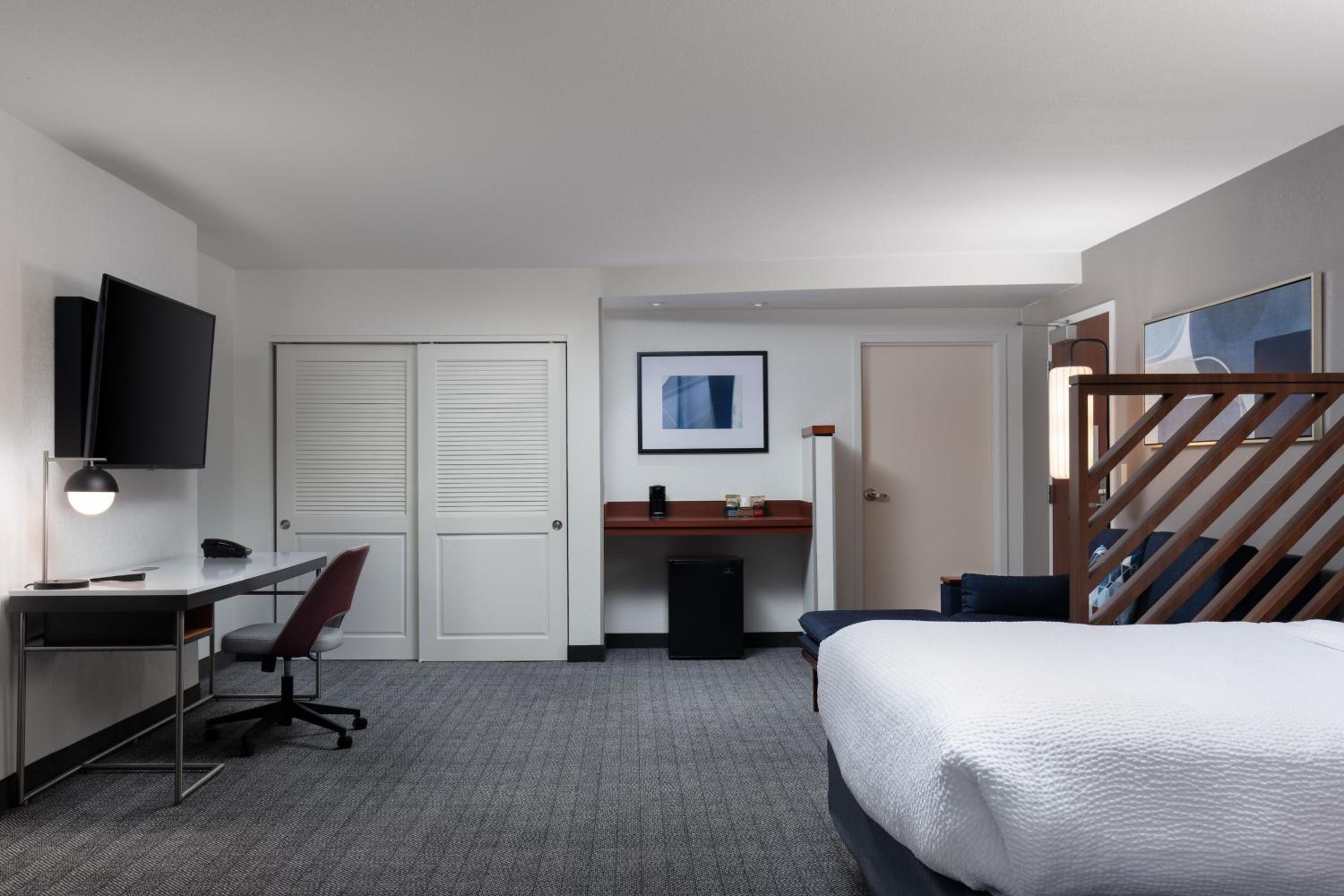 Large Queen Room with Two Queen Beds - Photo 9