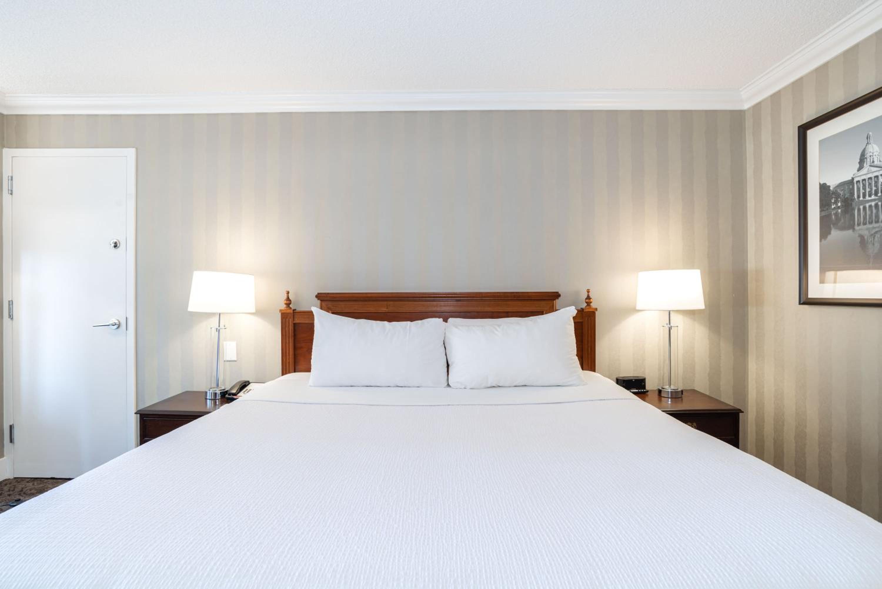 Deluxe Room, 1 King Bed, Middle Floors - Photo 4