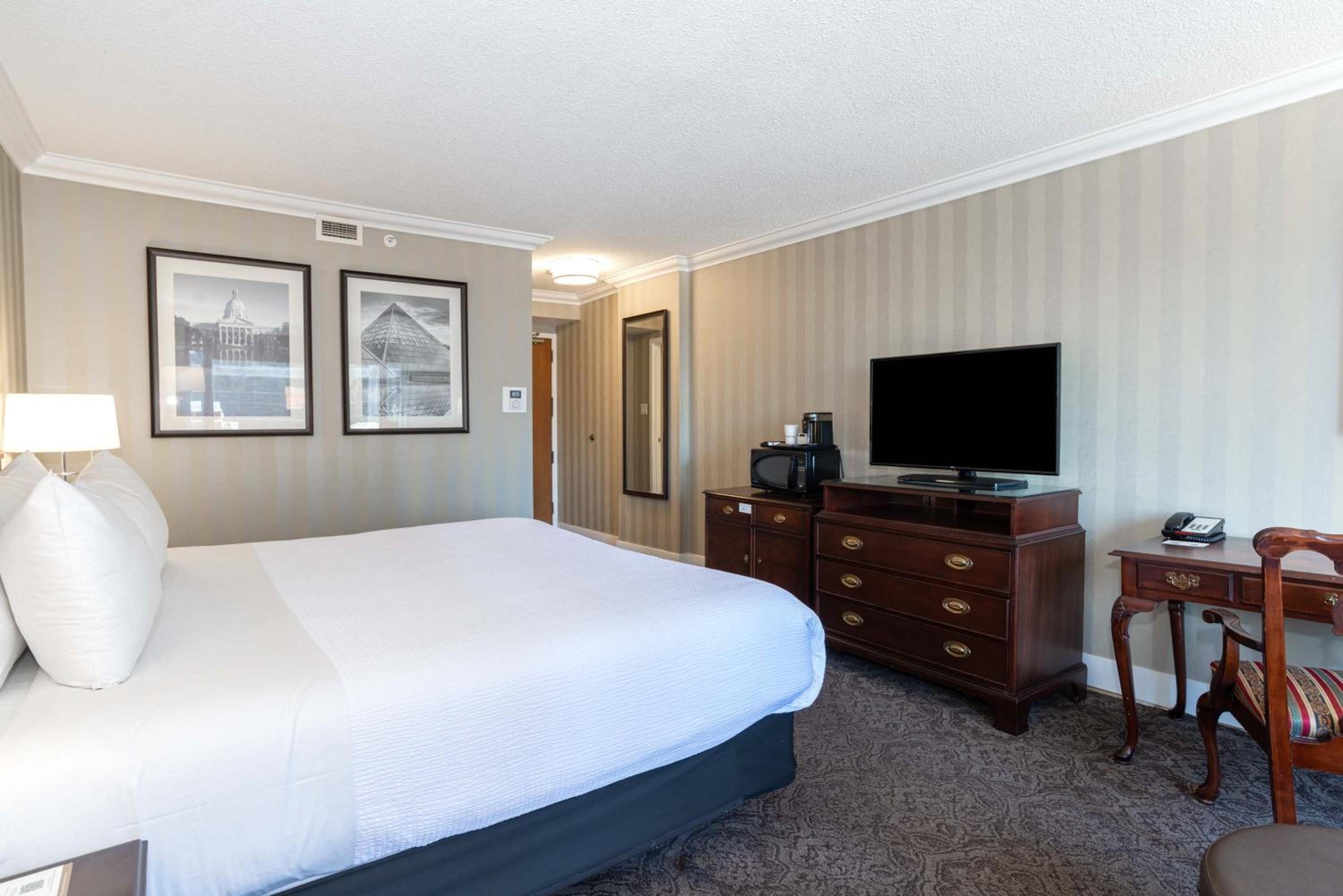 Deluxe Room, 1 King Bed, Middle Floors - Photo 3