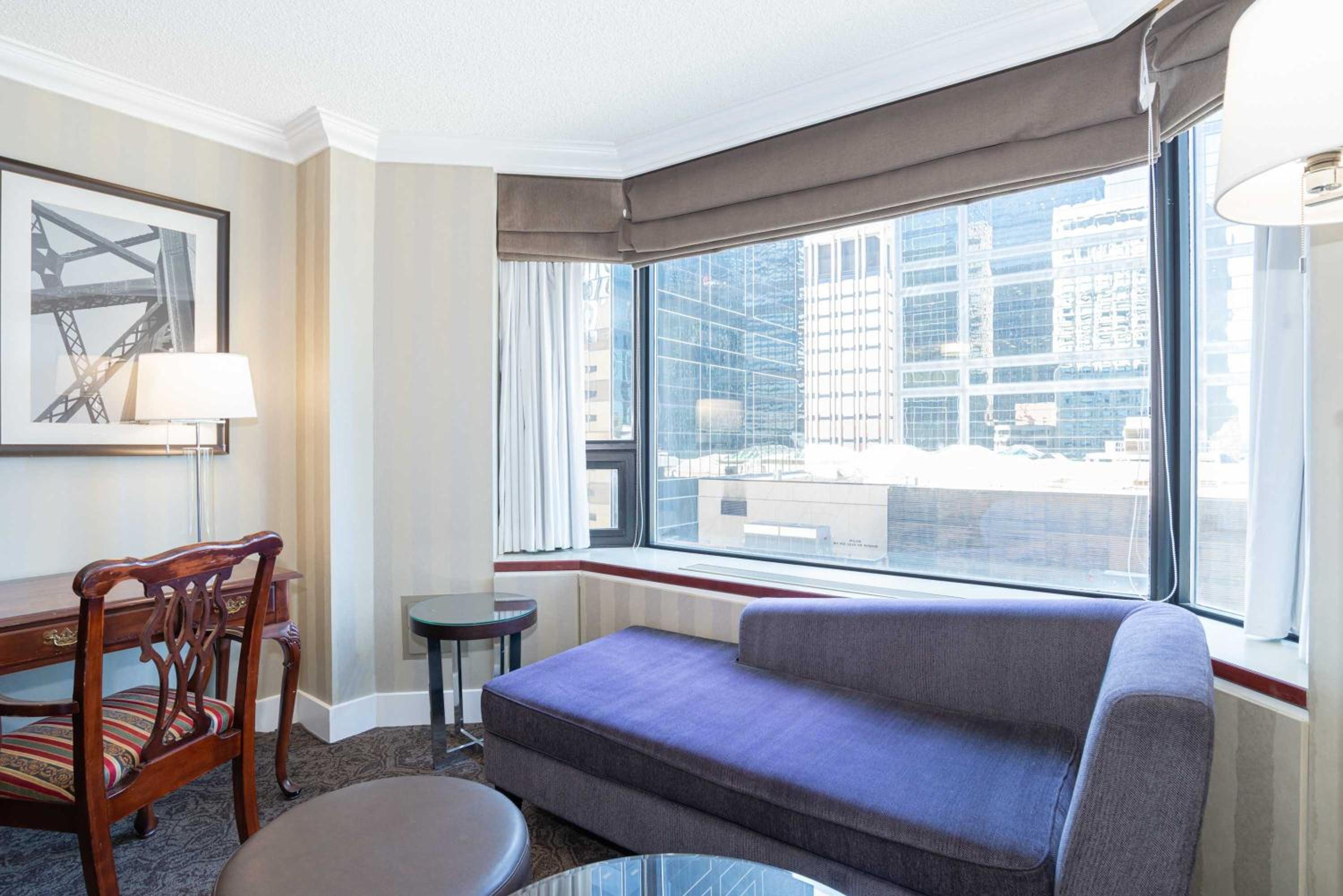 Deluxe Room, 1 King Bed, Middle Floors - Photo 2
