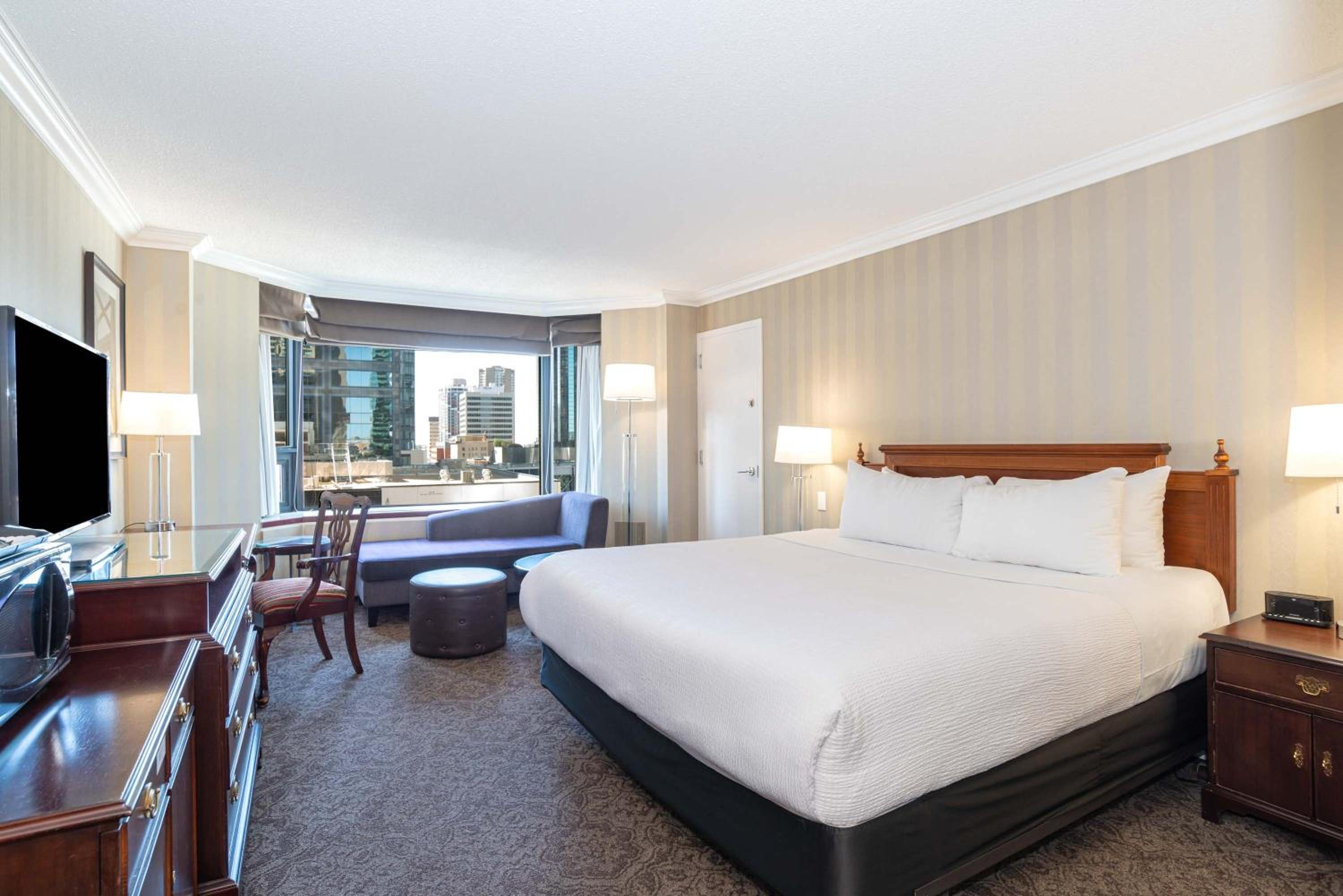Deluxe Room, 1 King Bed, Middle Floors - Photo 1