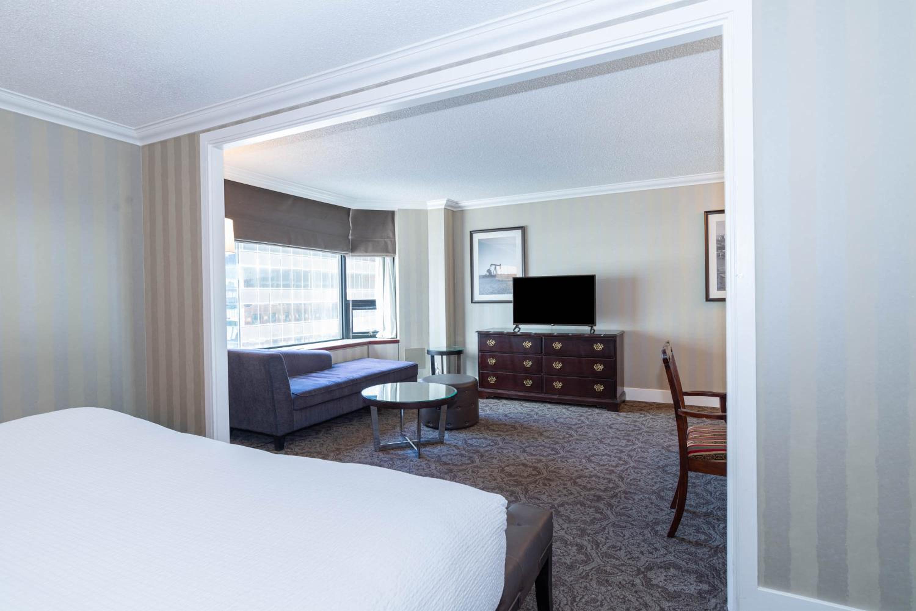 Grand Room, 1 King Bed - Photo 3