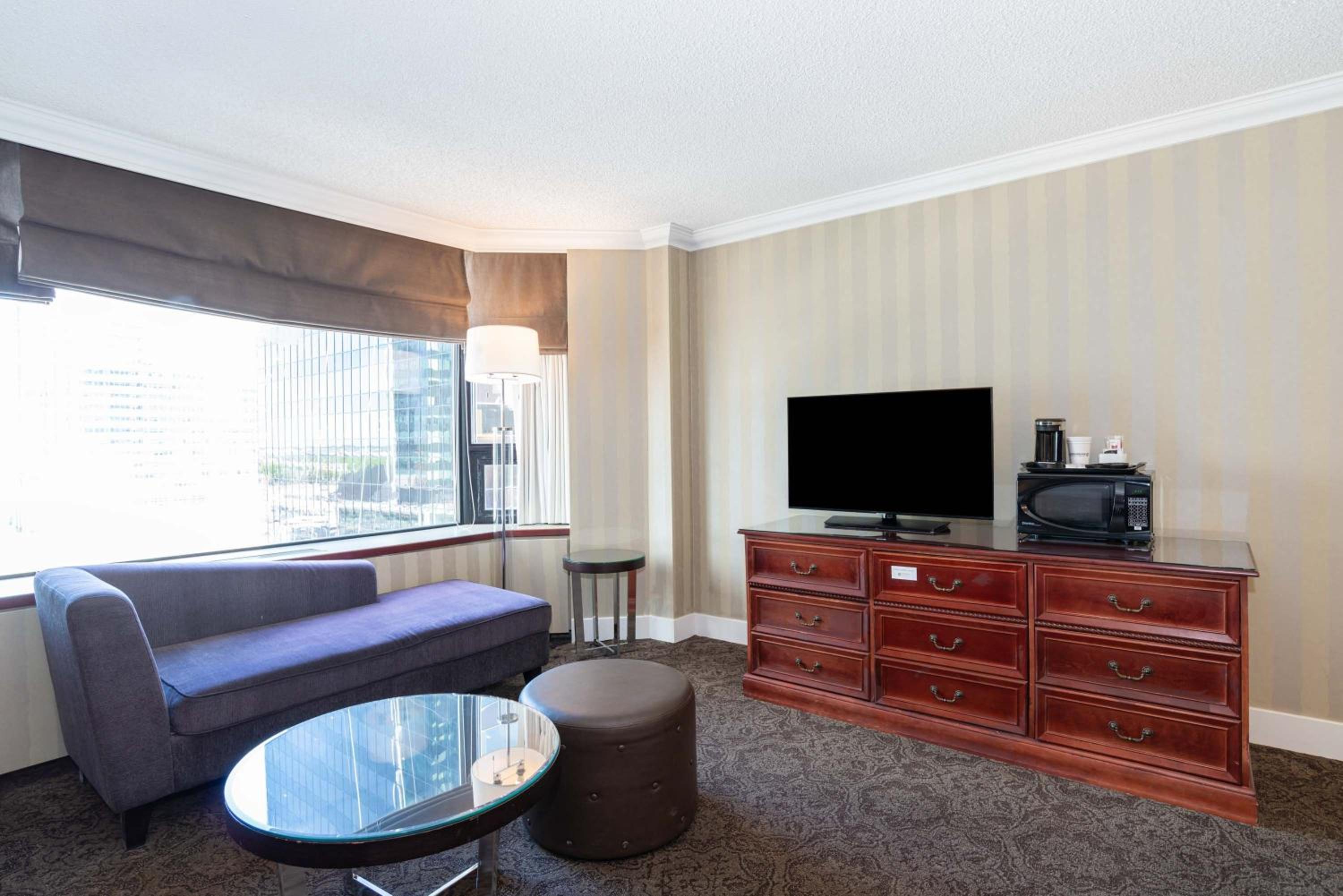 Deluxe Grand Room, 1 King Bed, Middle Floors - Photo 6