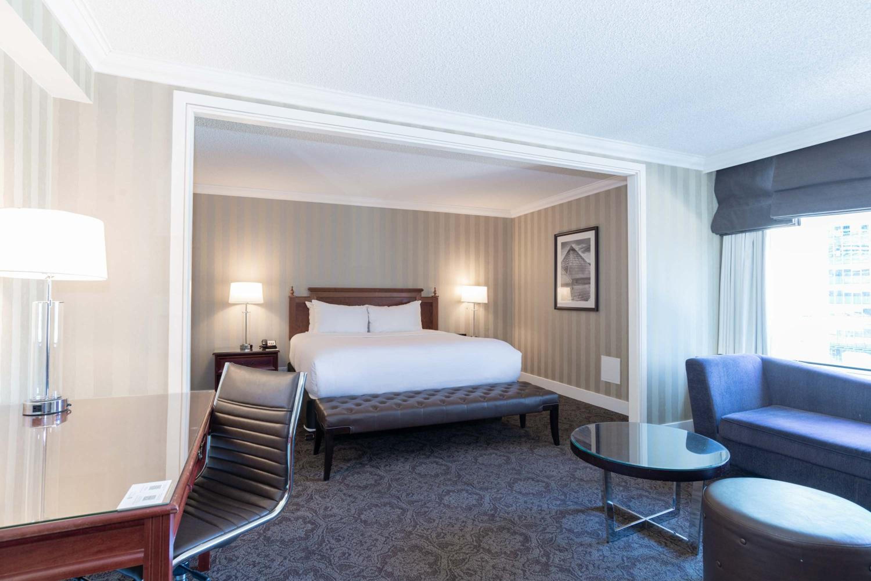 Deluxe Grand Room, 1 King Bed, Middle Floors - Photo 1