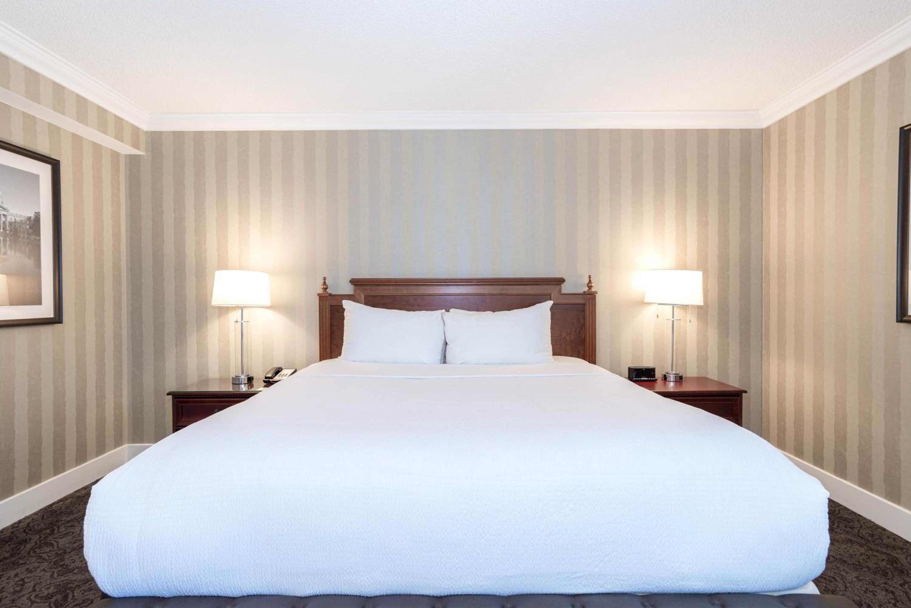Deluxe Grand Room, 1 King Bed, Middle Floors - Photo 5