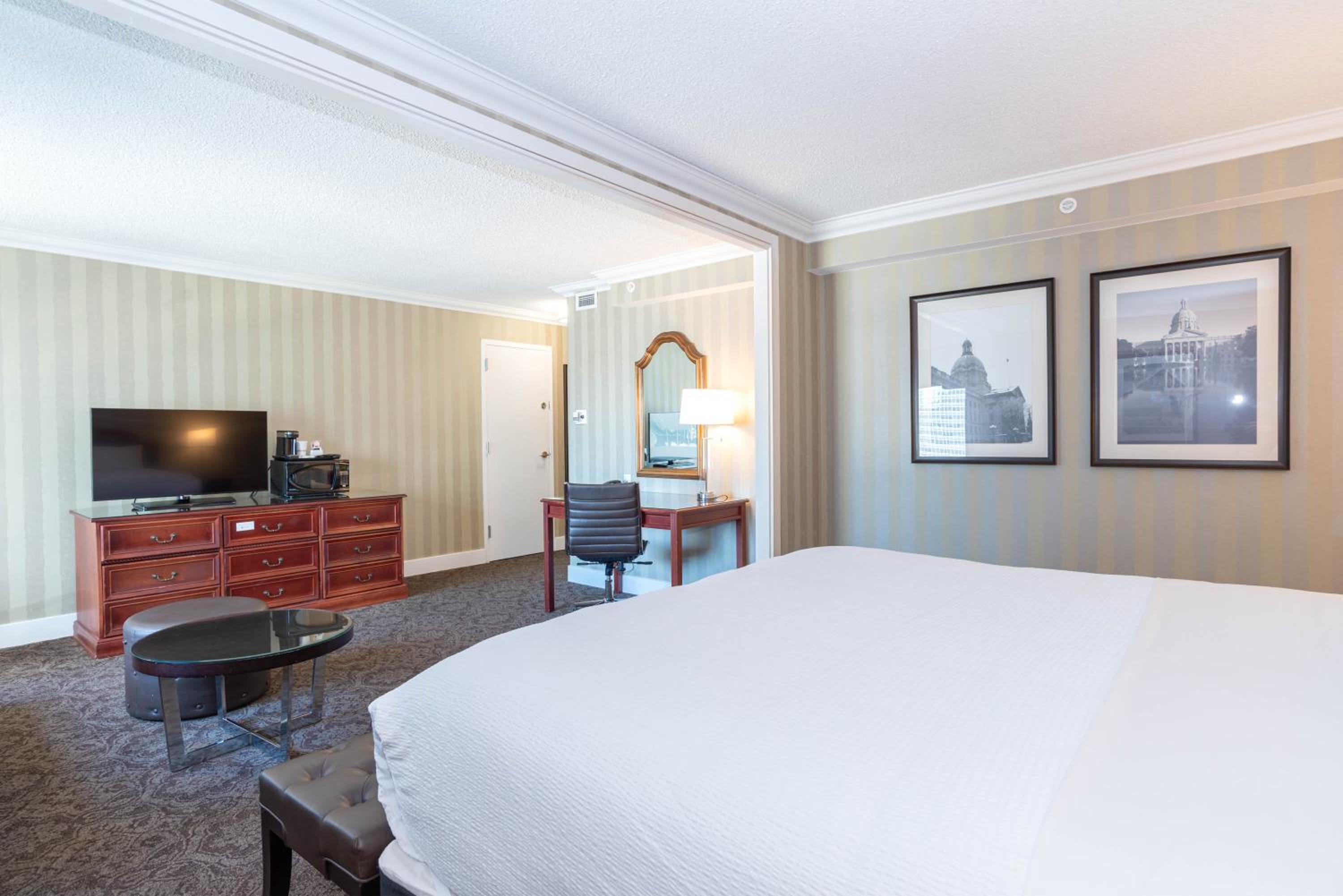 Deluxe Grand Room, 1 King Bed, Middle Floors - Photo 4