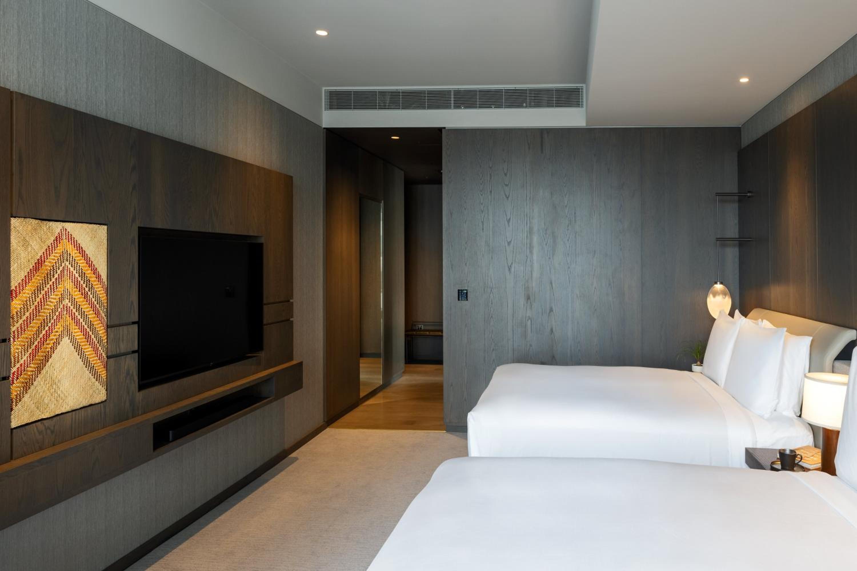 Premium Queen Room - Accessible photo 3