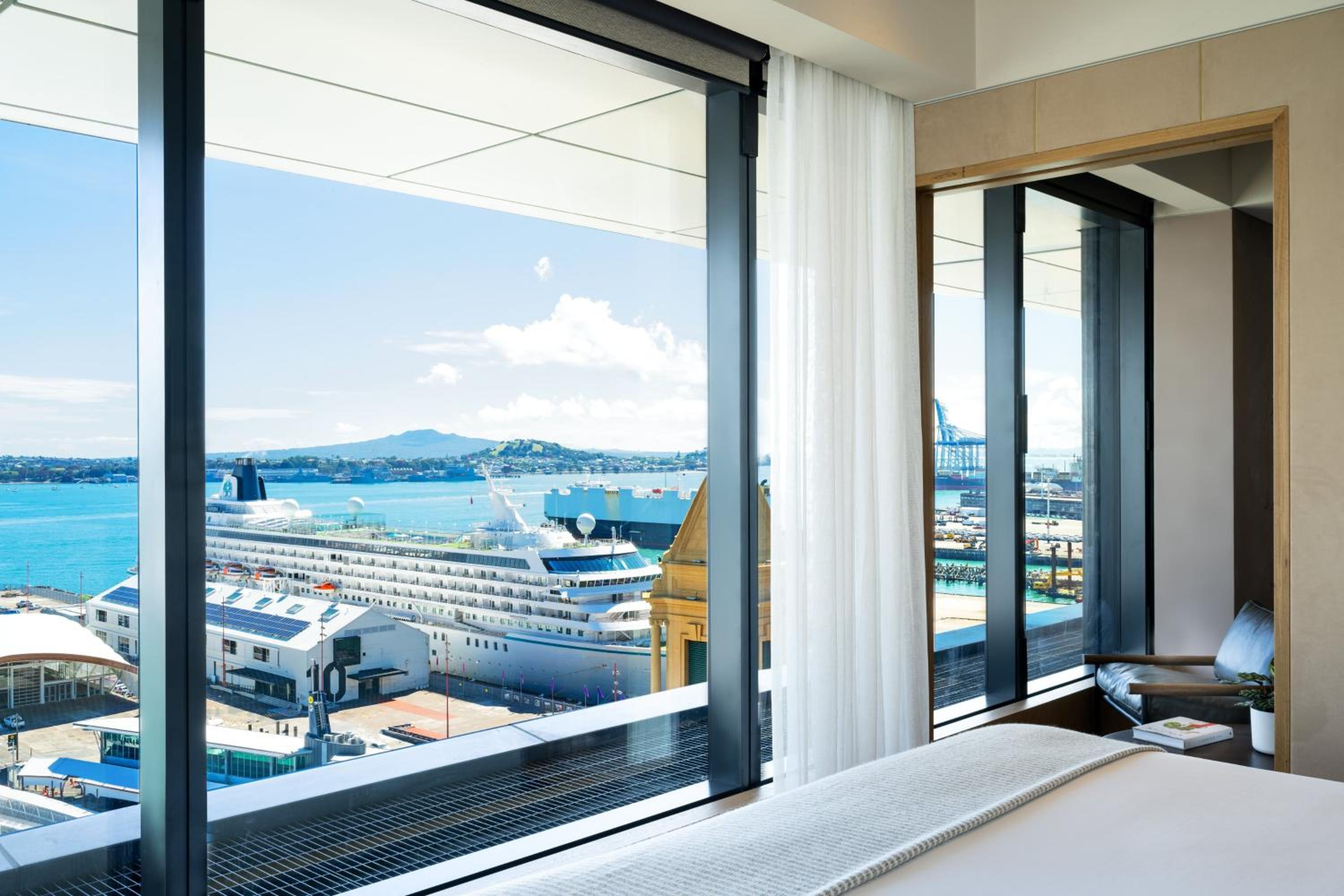 One-Bedroom Suite with Harbor View - Club Lounge Access - Photo 2