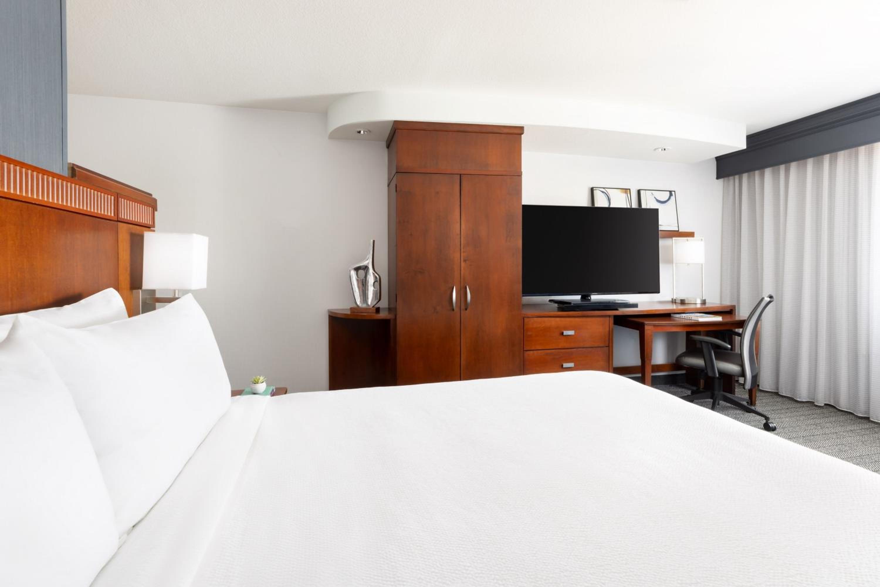 King Room with Sofa Bed - Photo 1