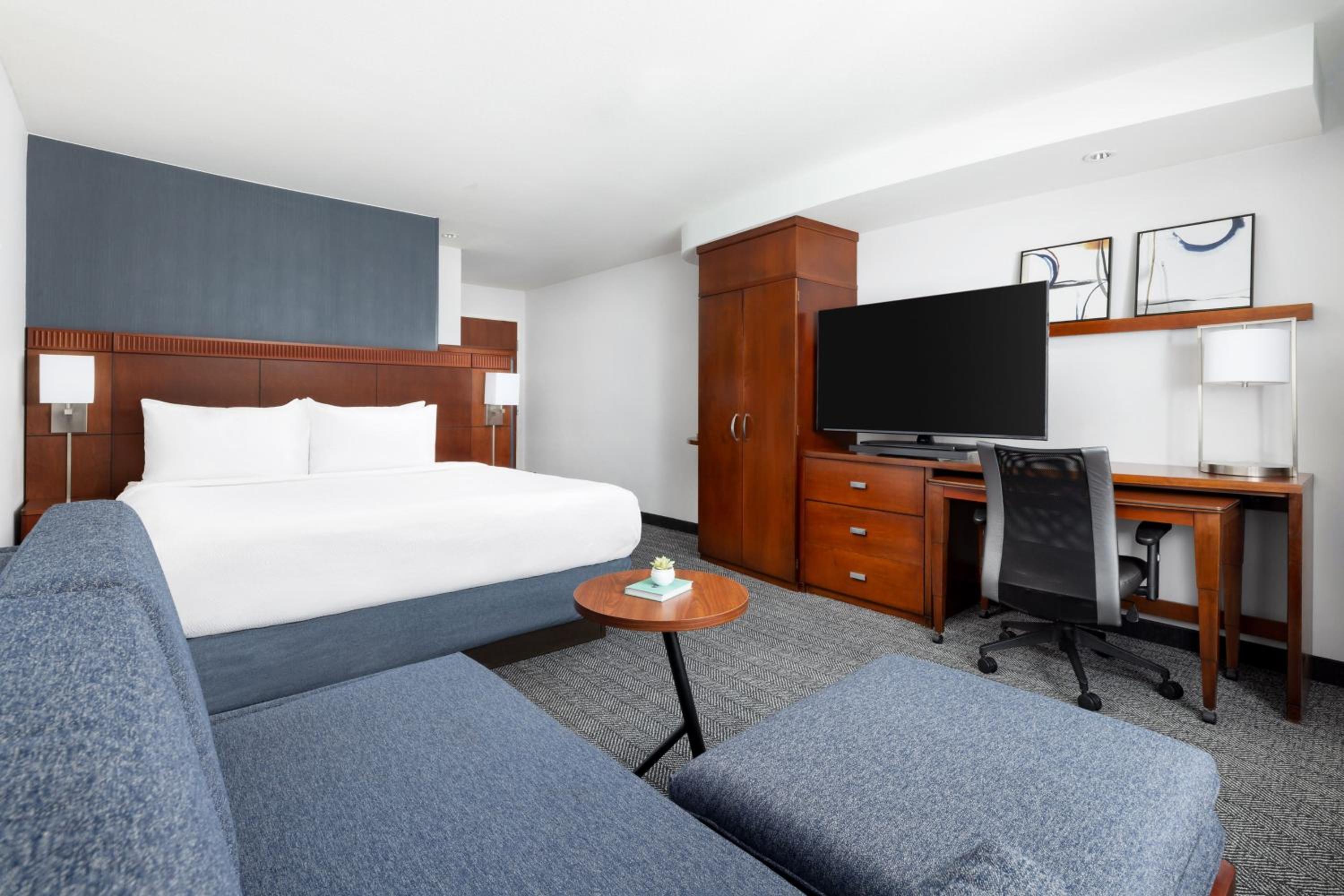 King Room with Sofa Bed - Photo 4