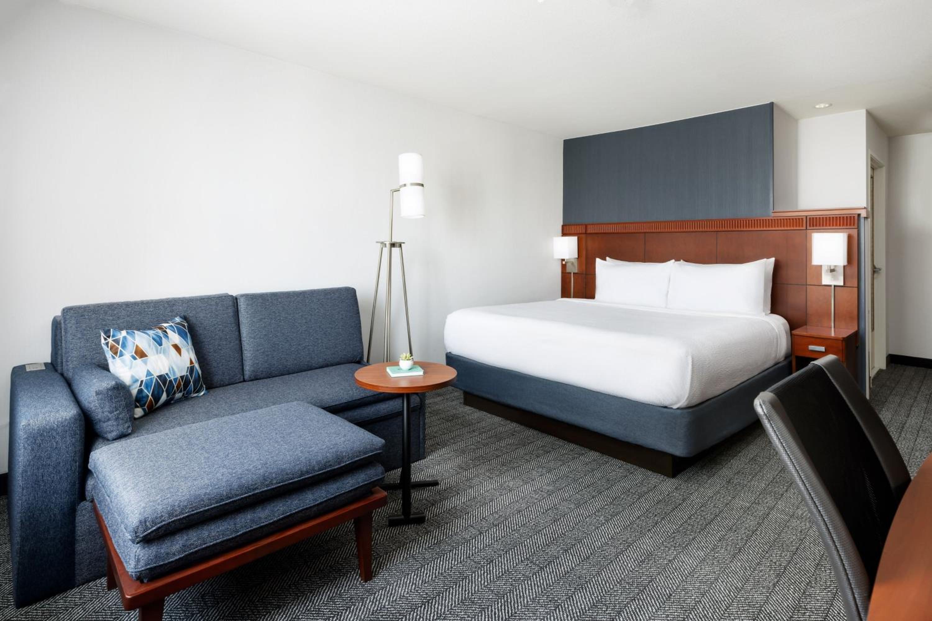 King Room with Sofa Bed - Photo 7