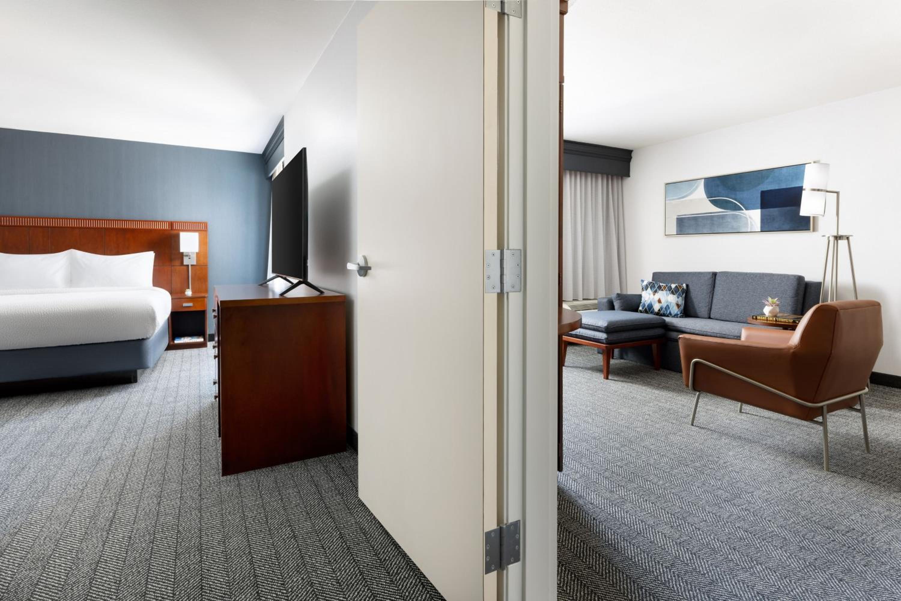 One-Bedroom King Suite with Sofa Bed  - Photo 3