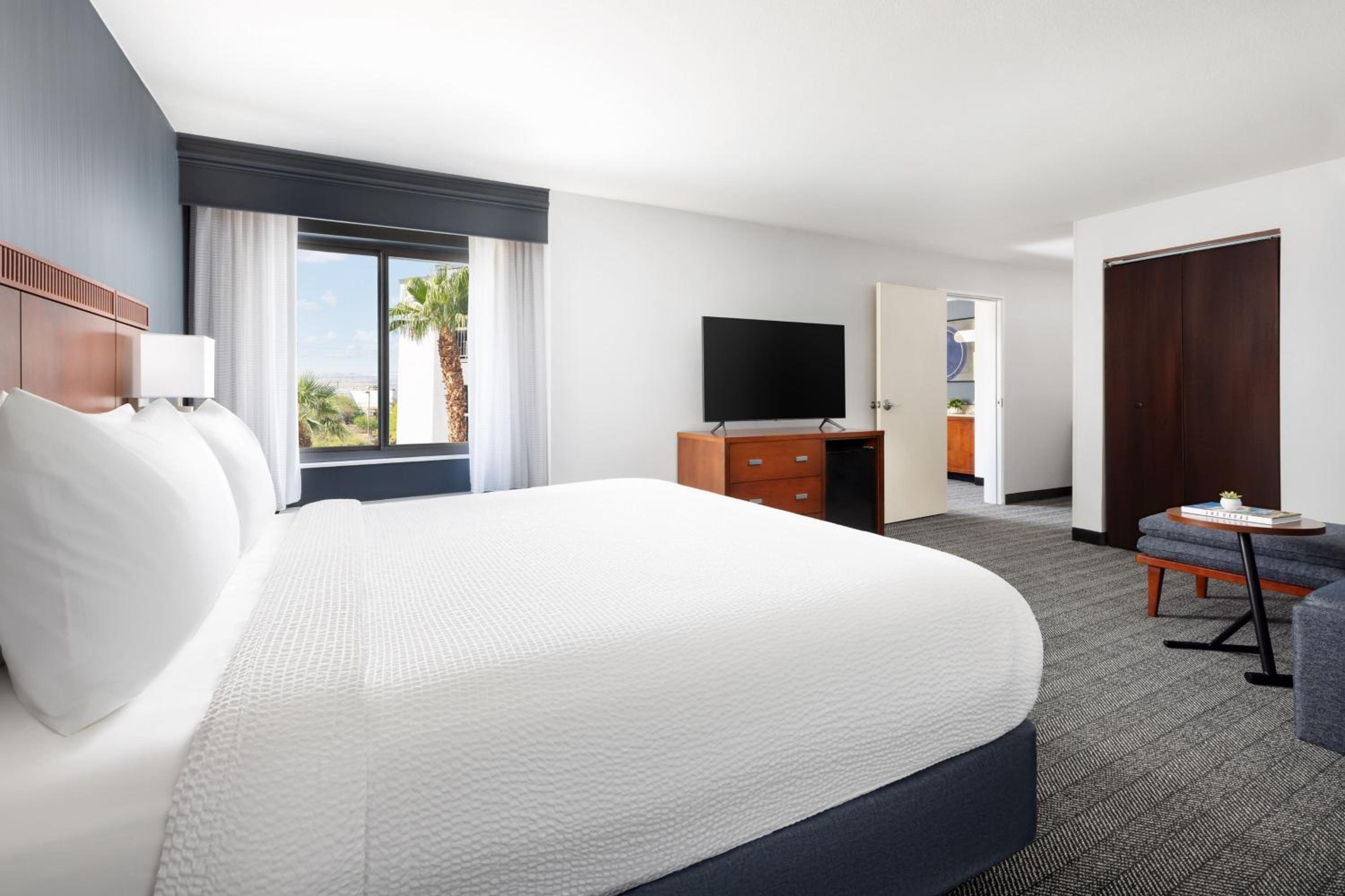 One-Bedroom King Suite with Sofa Bed  - Photo 4