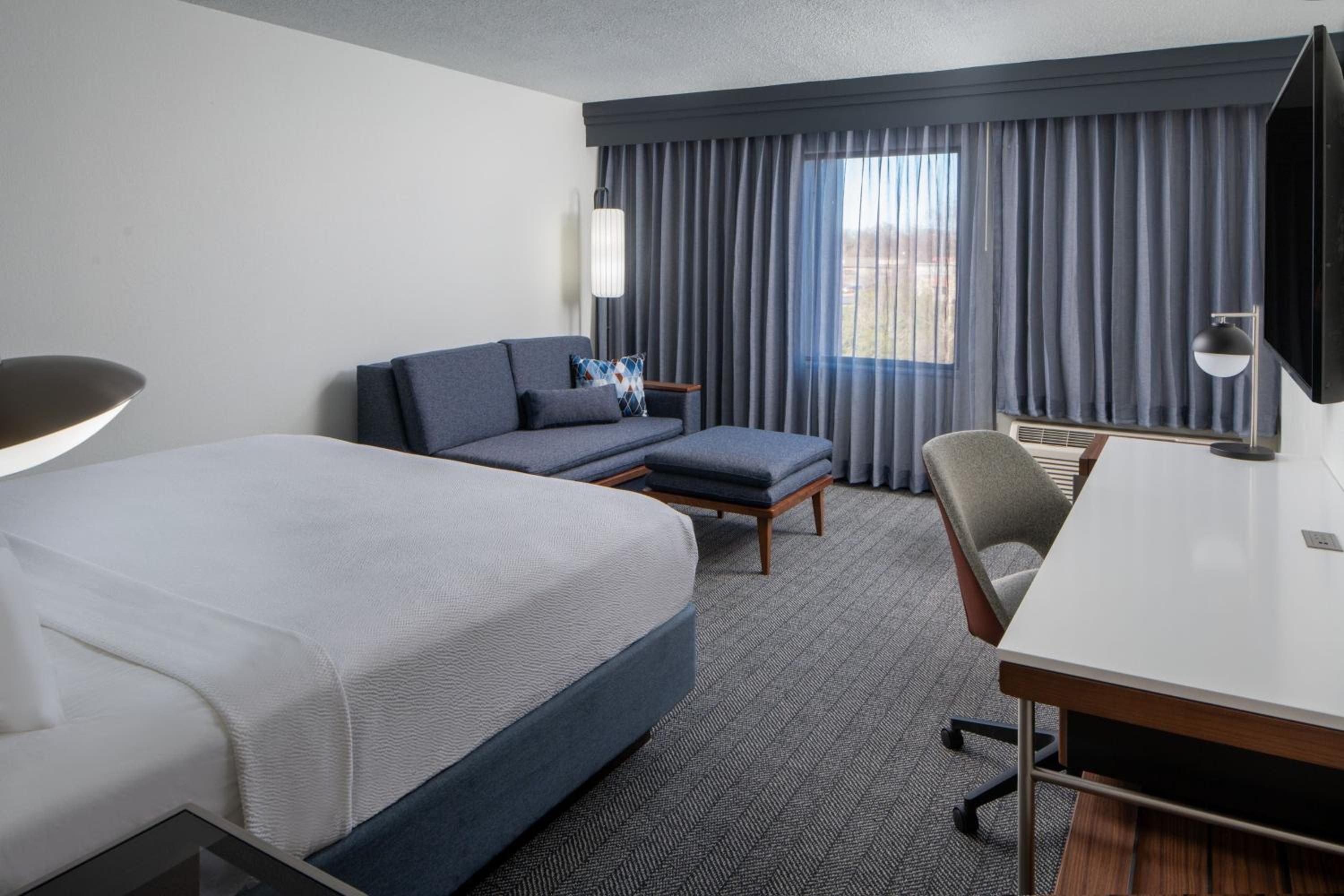 King Room with Sofa Bed - Non-Smoking - Photo 2