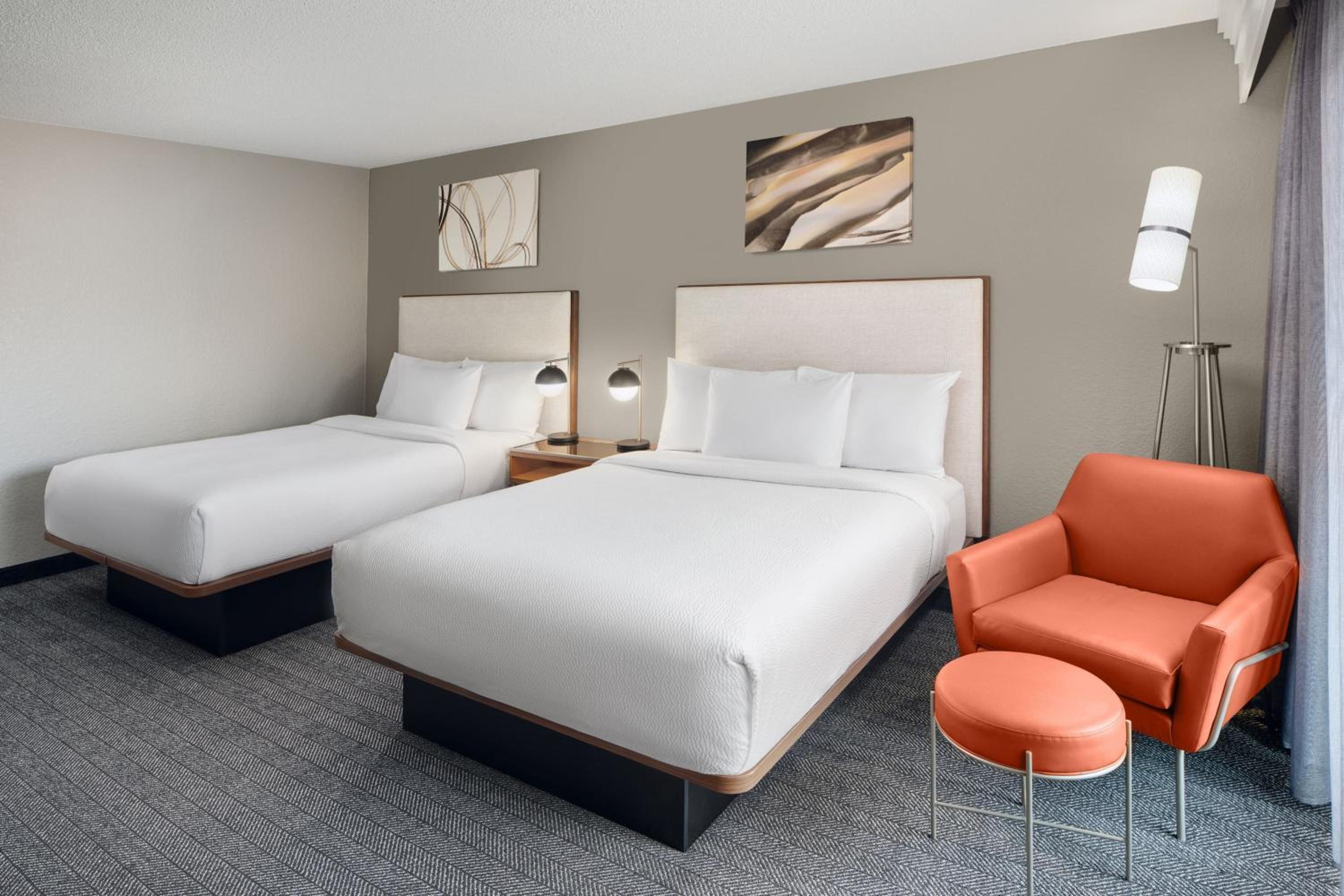 Queen Room with Two Queen Beds - Photo 4
