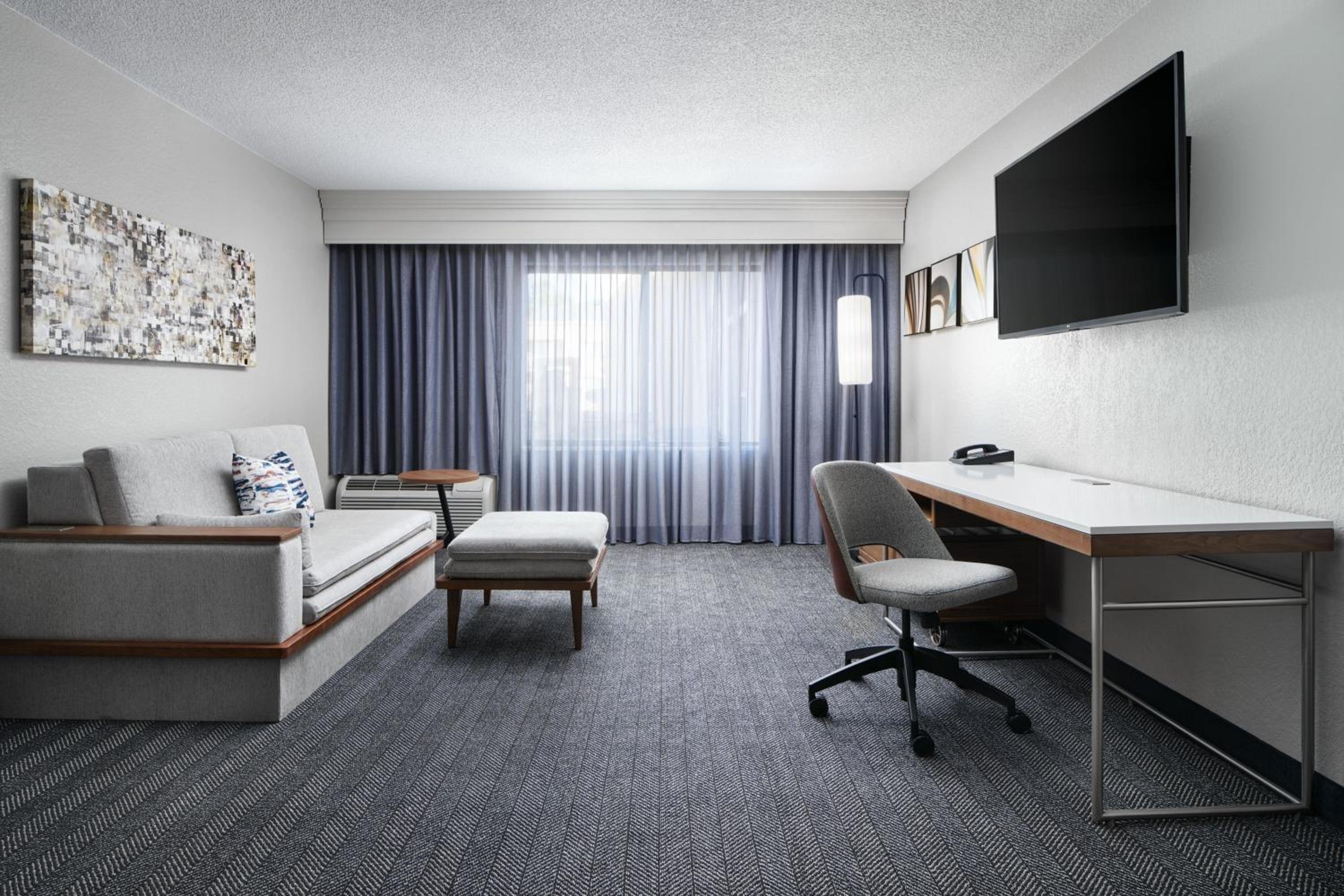 One Bedroom King Suite with Sofa Bed - Photo 3