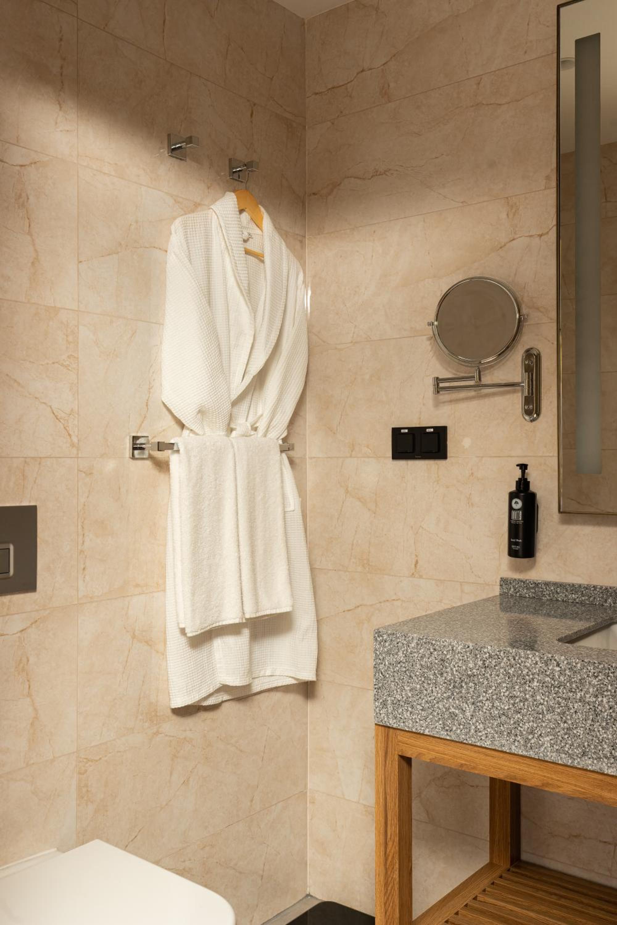 Suite - Photo 5