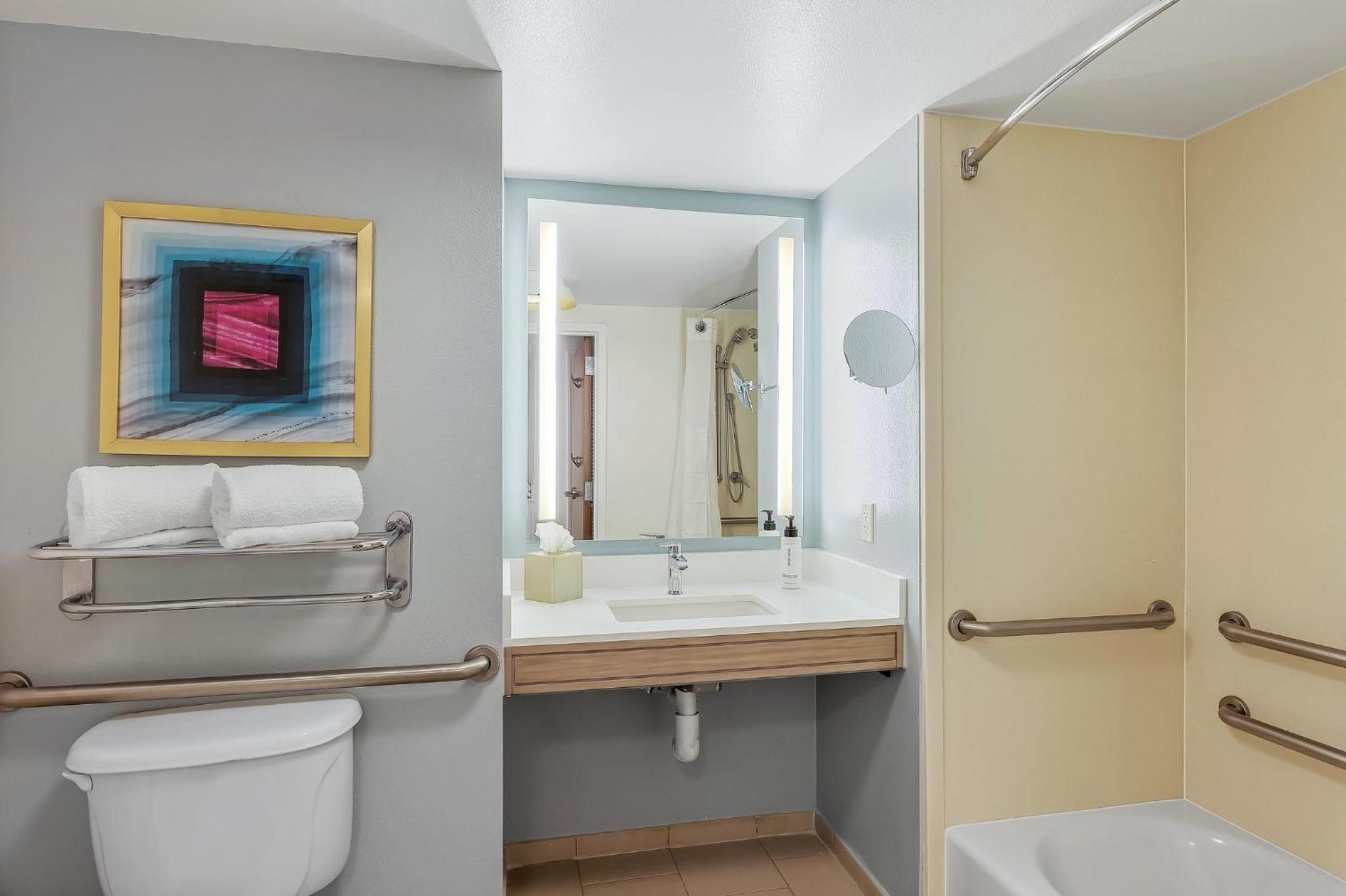 Standard King Room with Mobility Accessible Tub - Photo 5