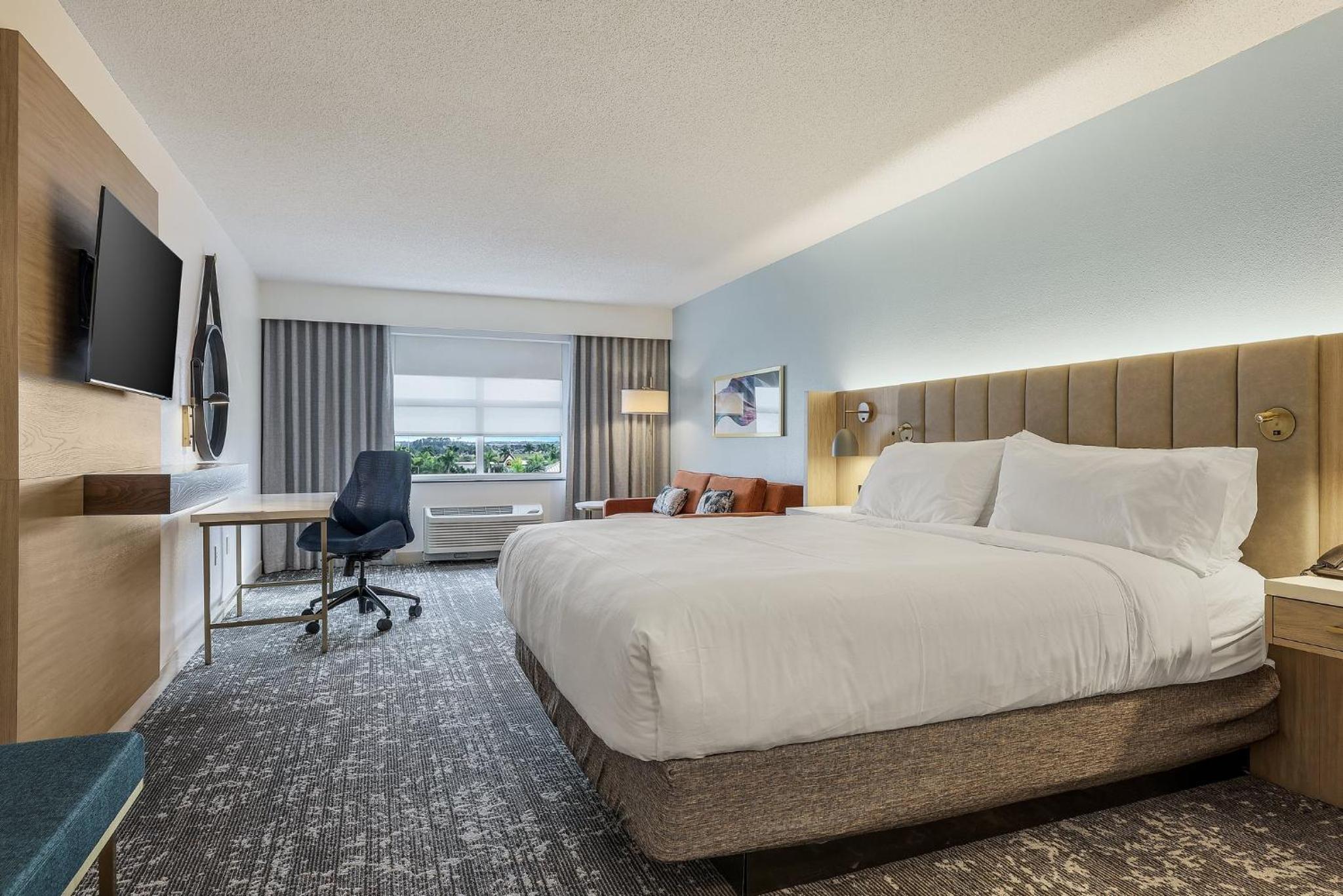 Standard King Room with Sofa Bed - Photo 3