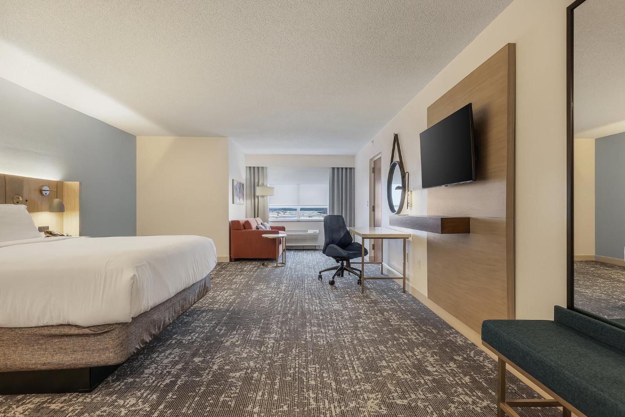 Standard King Room with Mobility Accessible Tub - Photo 3