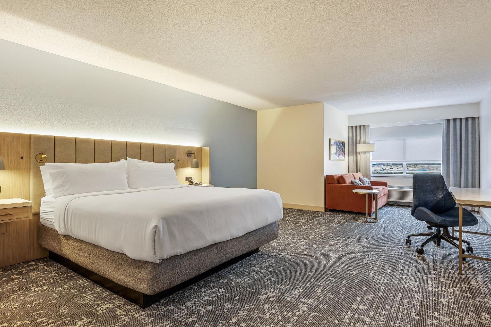 Standard King Room with Mobility Accessible Tub - Photo 1