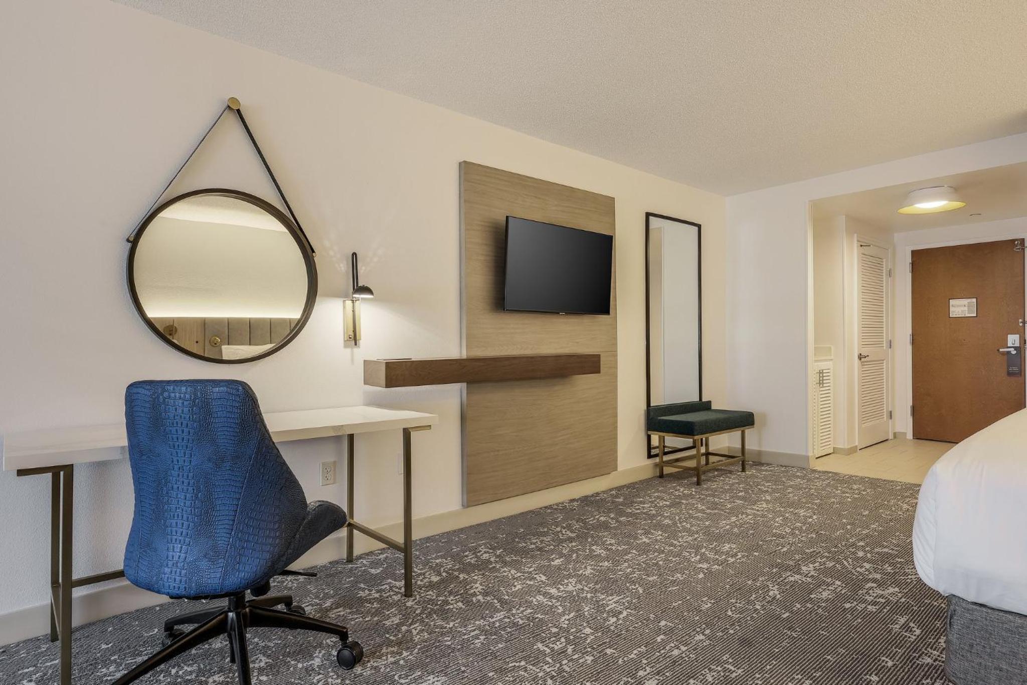 Standard King Room with Mobility Accessible Tub - Photo 2