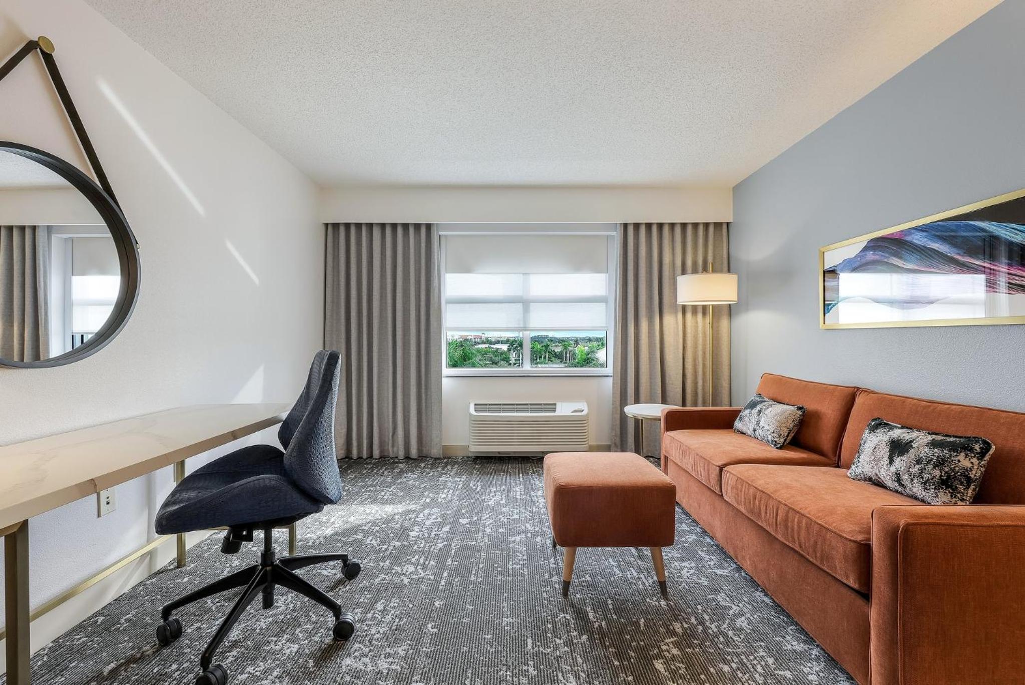 Standard King Room with Sofa Bed - Photo 1