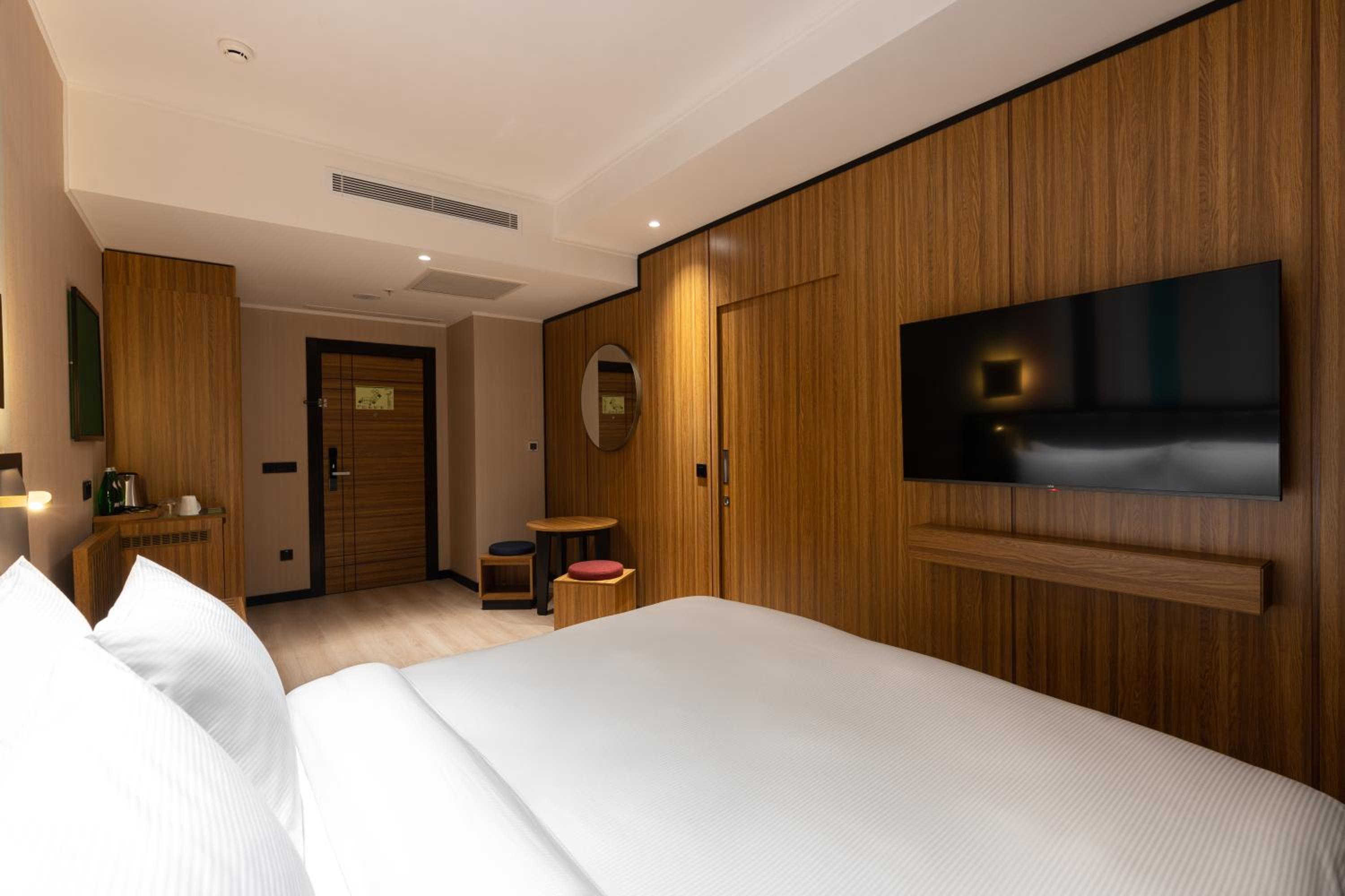 Standard King Room - Photo 5