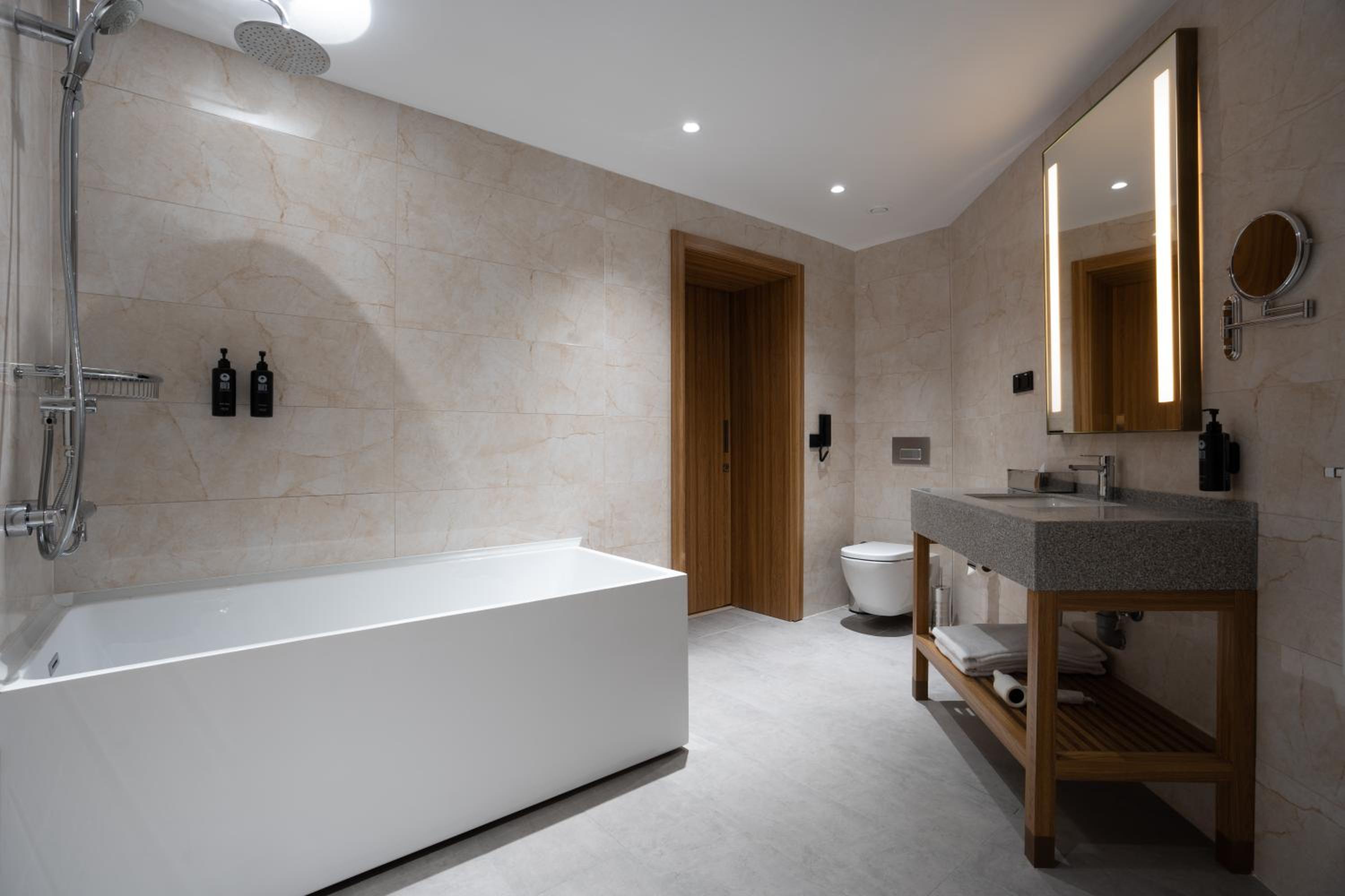 Standard King Room - Photo 6