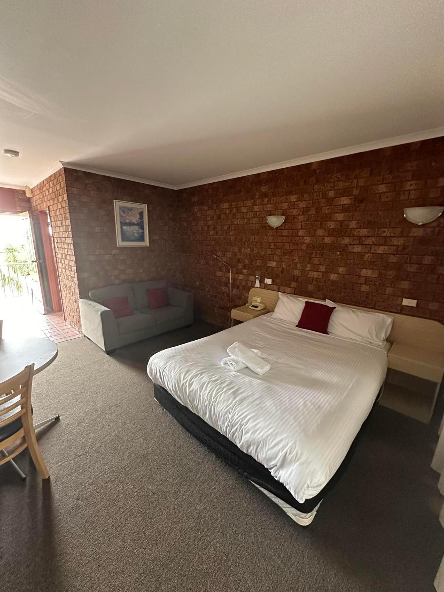 Deluxe Queen Room with Spa Bath