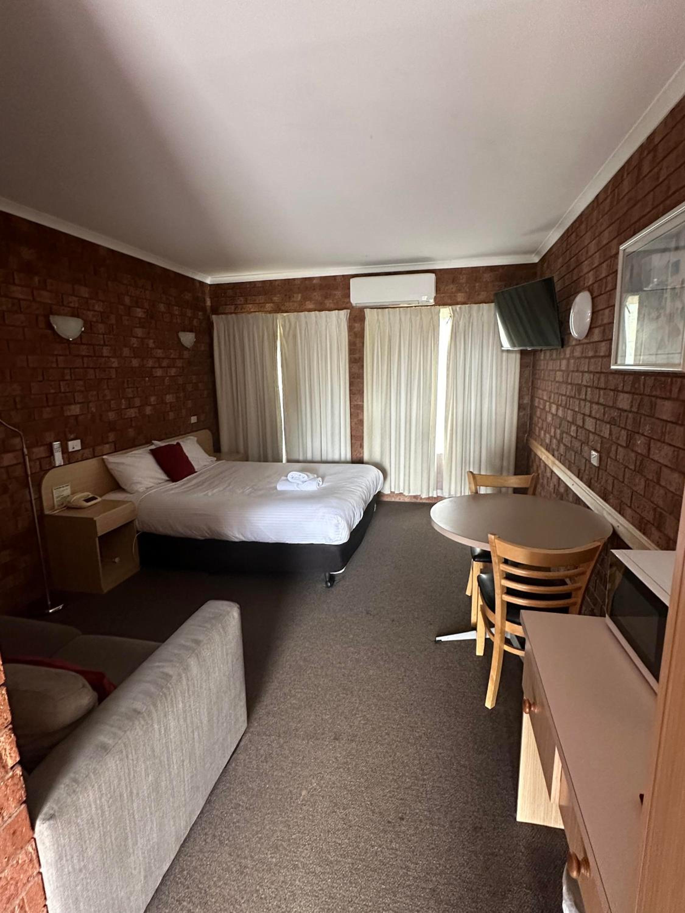 Deluxe Queen Room with Spa Bath