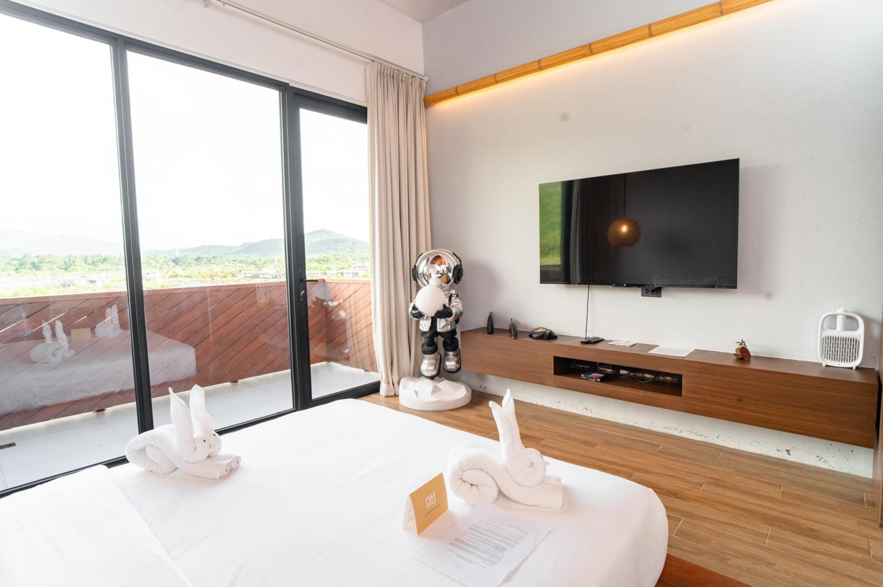 Deluxe Queen Room with Balcony & Mountain View photo 2
