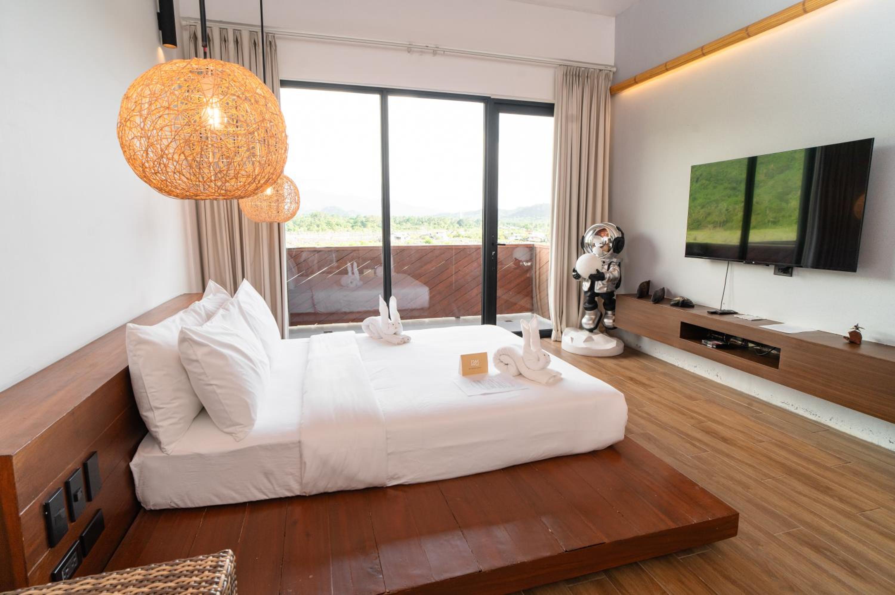 Deluxe Queen Room with Balcony & Mountain View photo 3