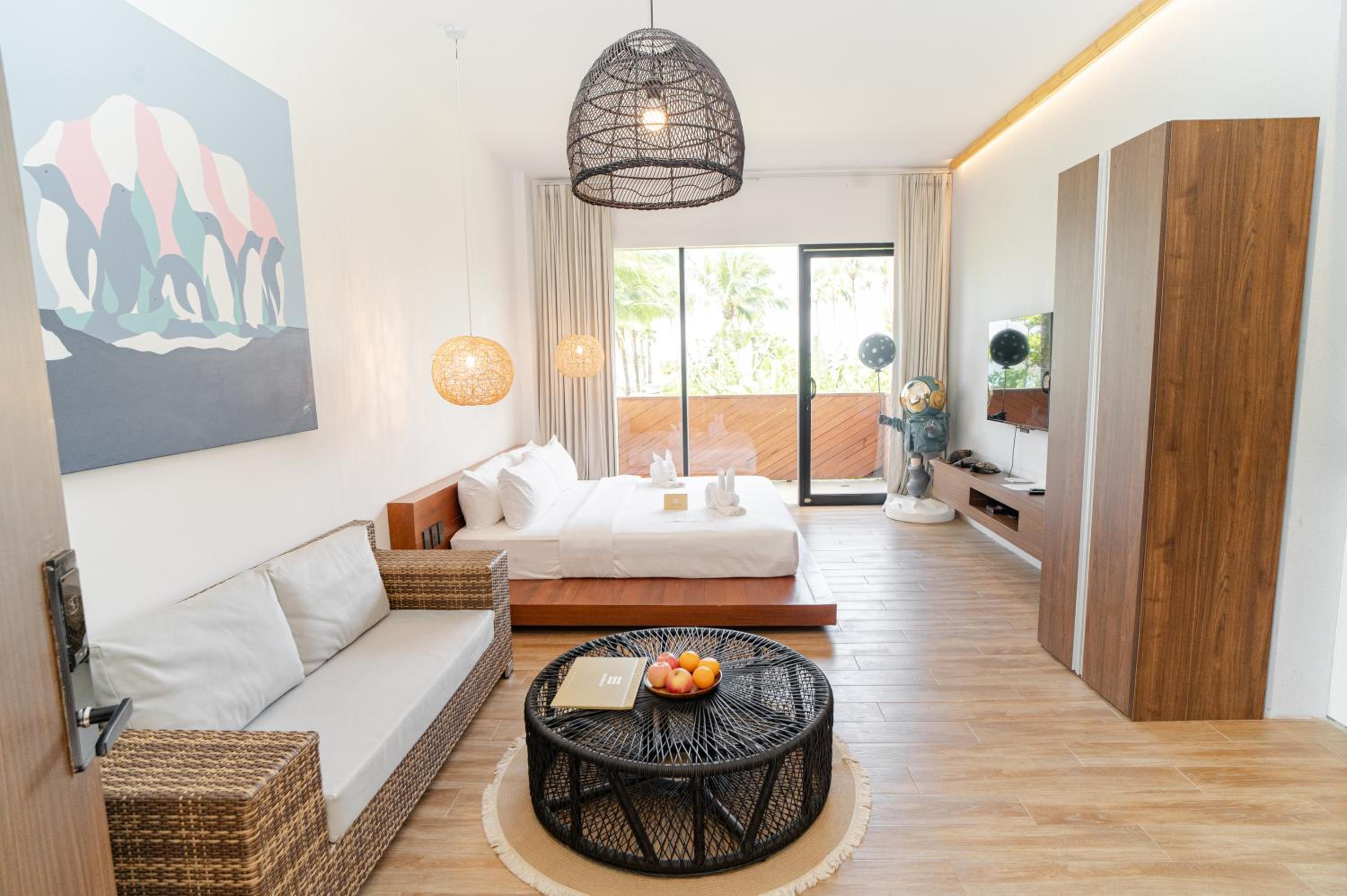 King Room with Balcony - Photo 9