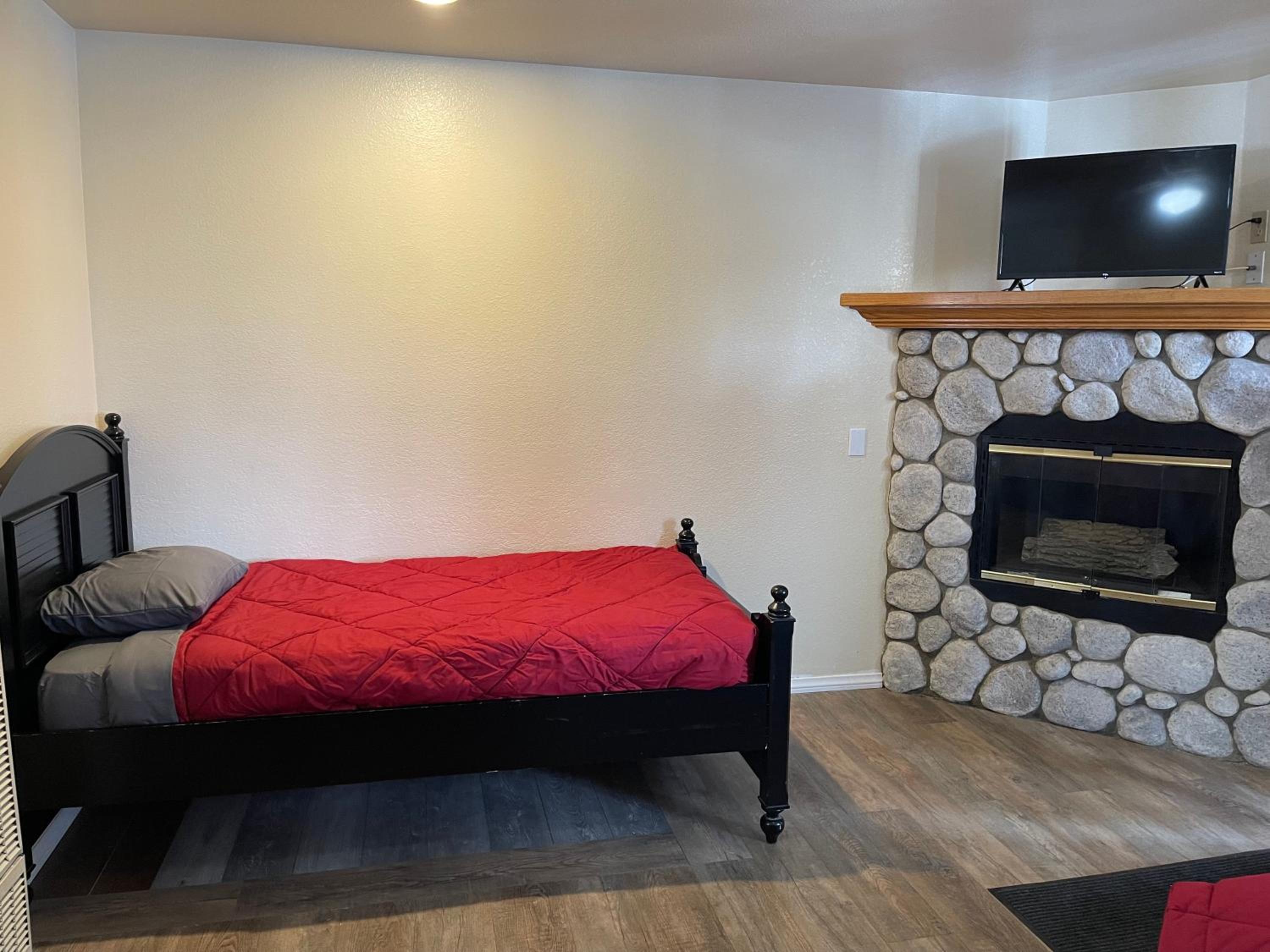 Deluxe Family Suite - Photo 3