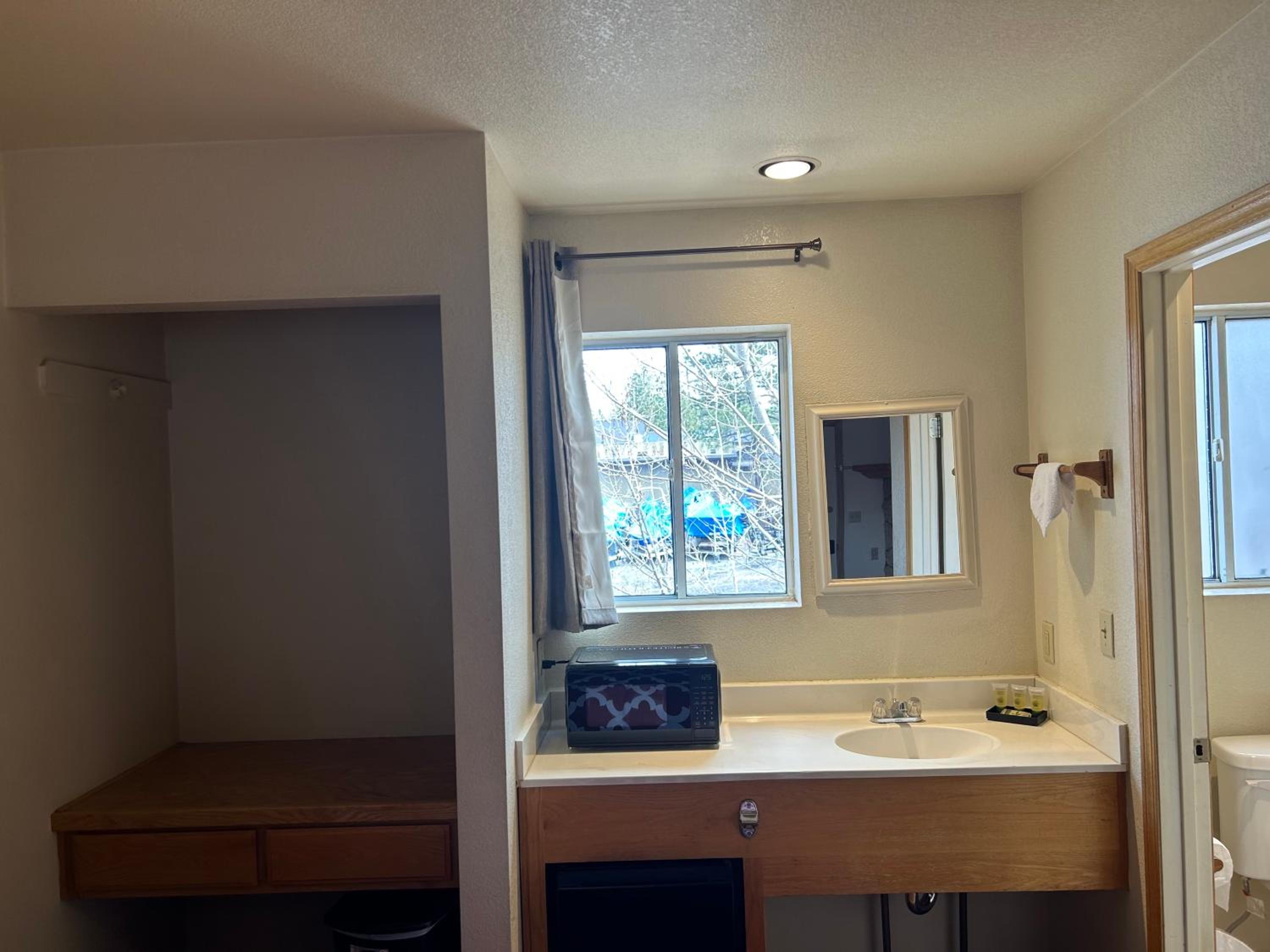 Queen Room - Disability Access - Photo 3