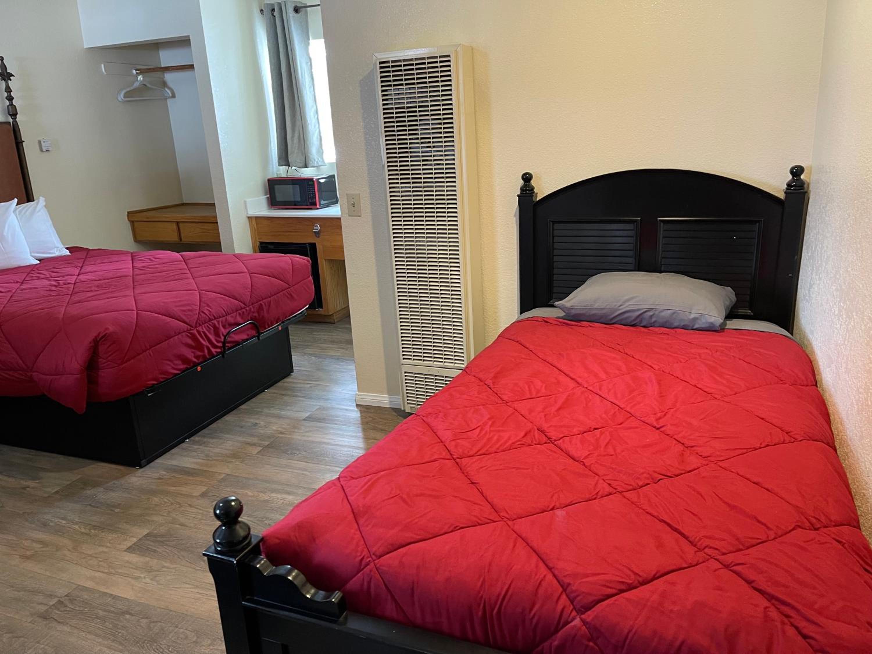 Deluxe Family Suite - Photo 2