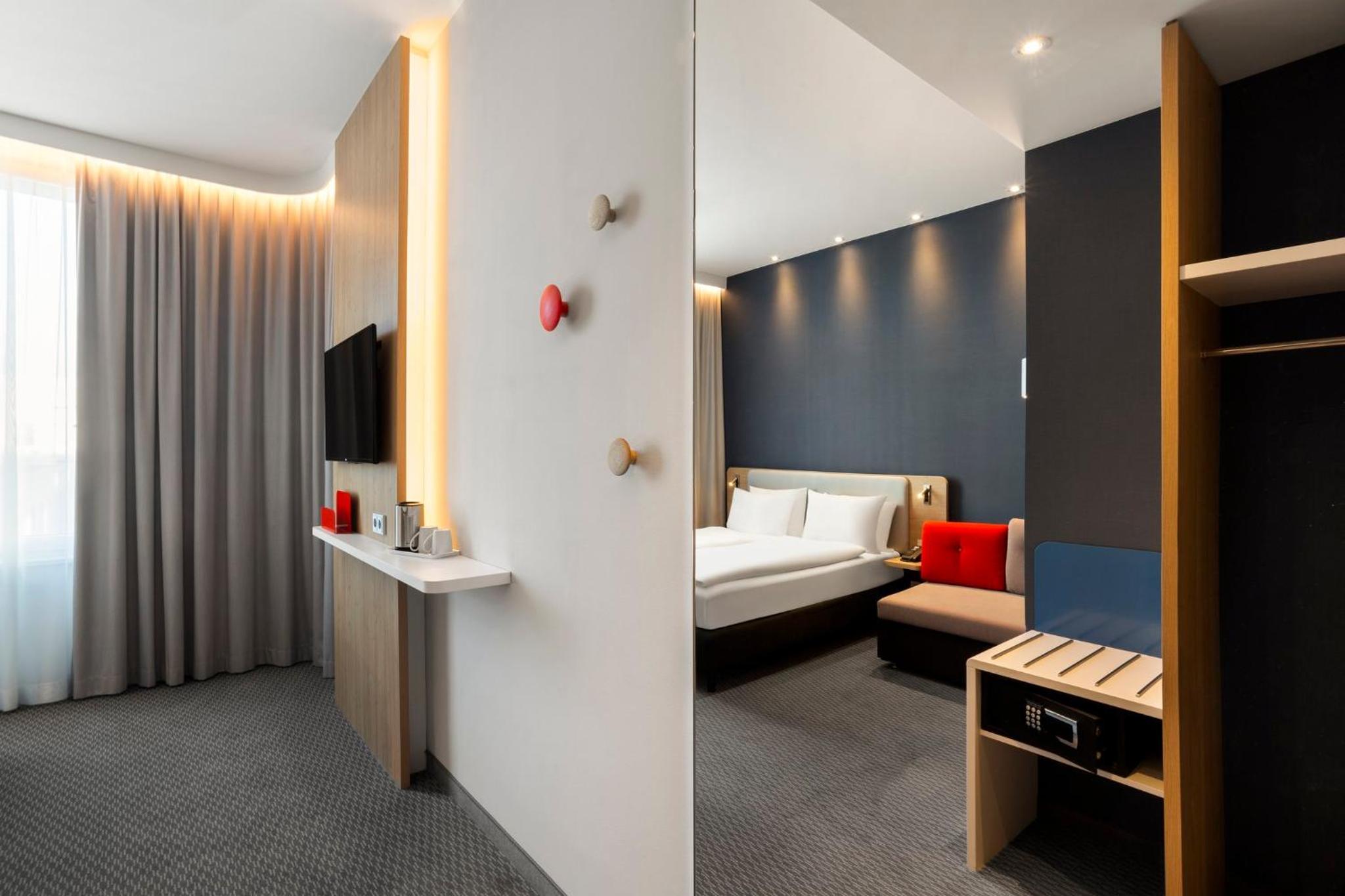 Standad Queen Room with Sofa Bed - Photo 5
