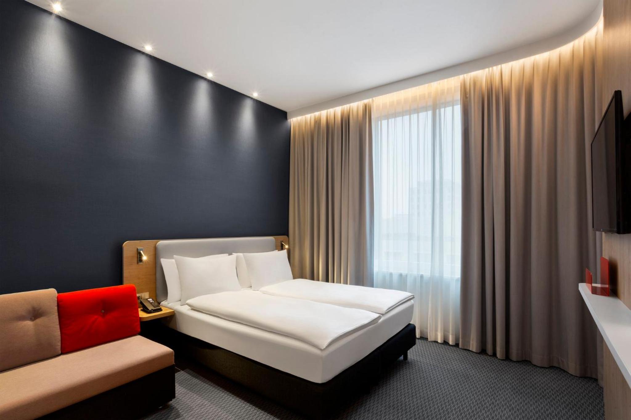 Standad Queen Room with Sofa Bed - Photo 4
