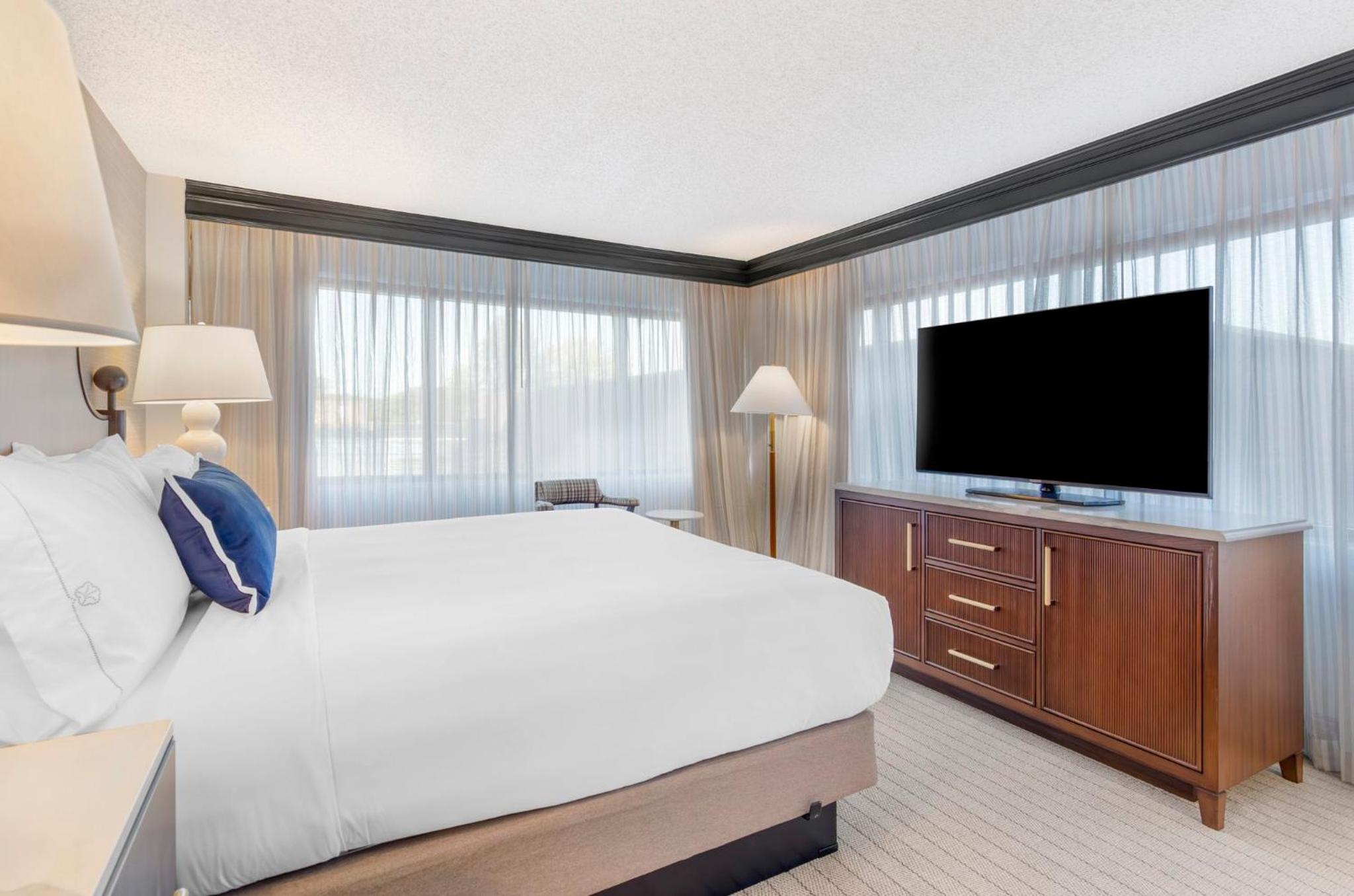 Deluxe Room -1 King Bed - Photo 6