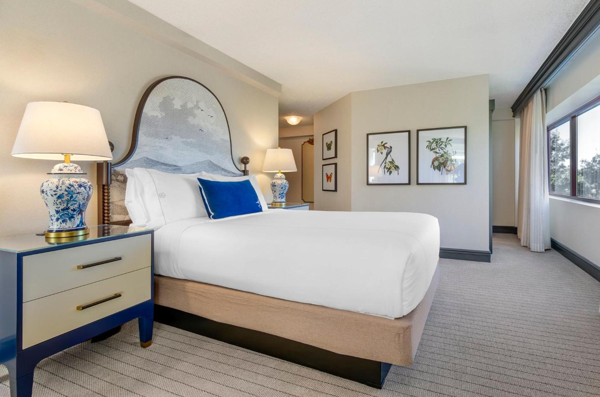 Deluxe Room -1 King Bed - Photo 4
