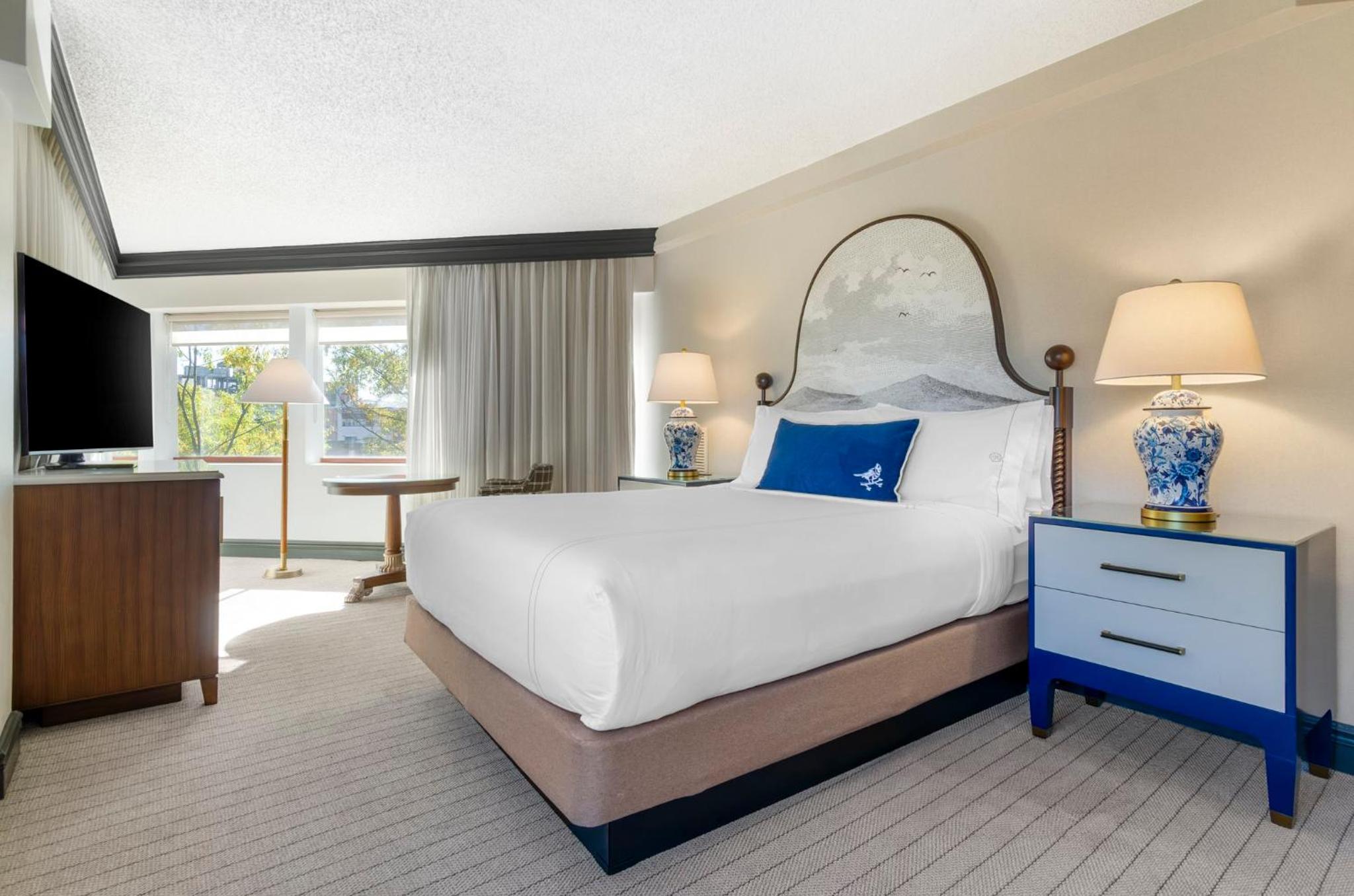 Deluxe Room -1 King Bed - Photo 2