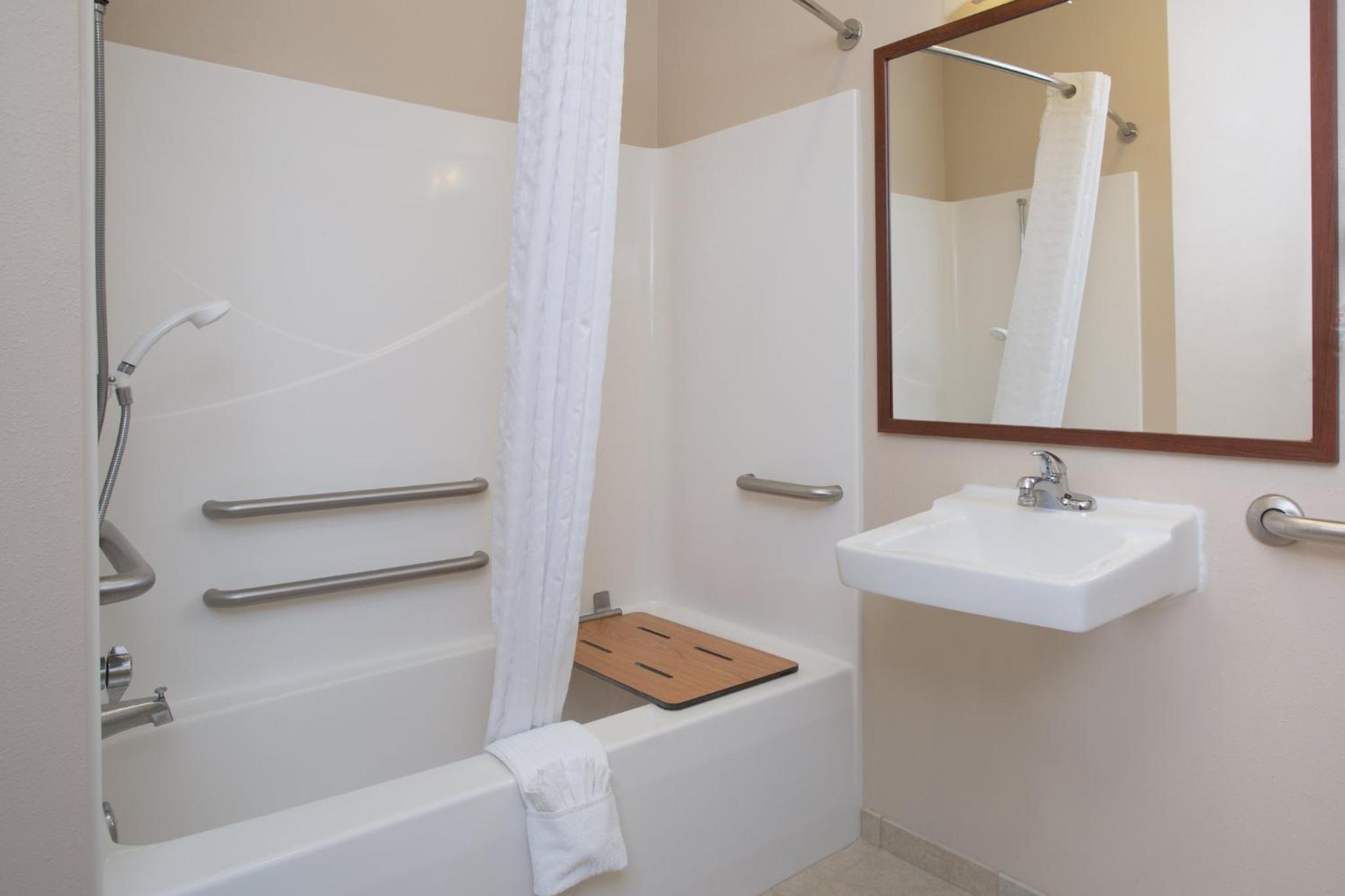 Studio Queen Suite - Accessible - Photo 3