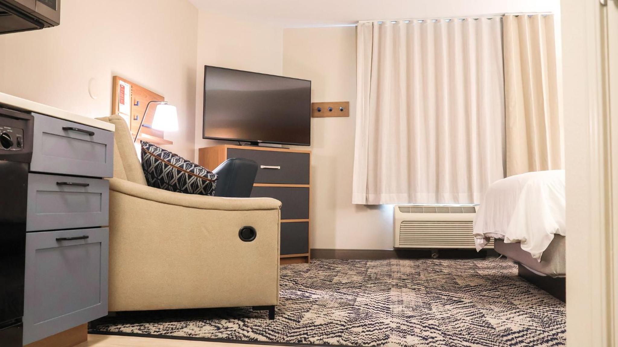 Studio Queen Suite - Accessible - Photo 2