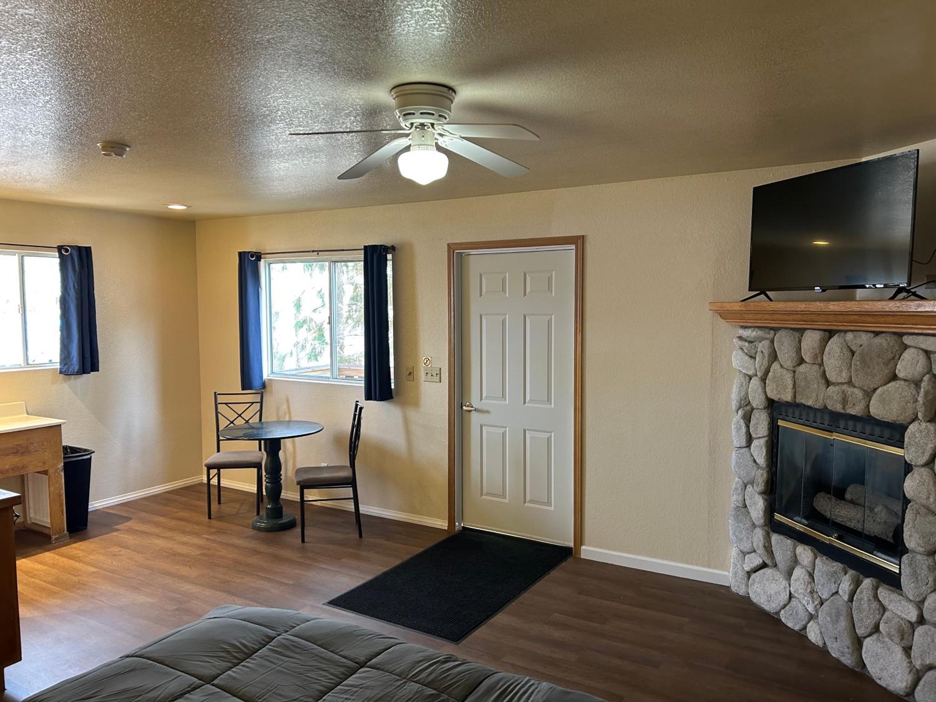 Deluxe King Suite - Photo 3