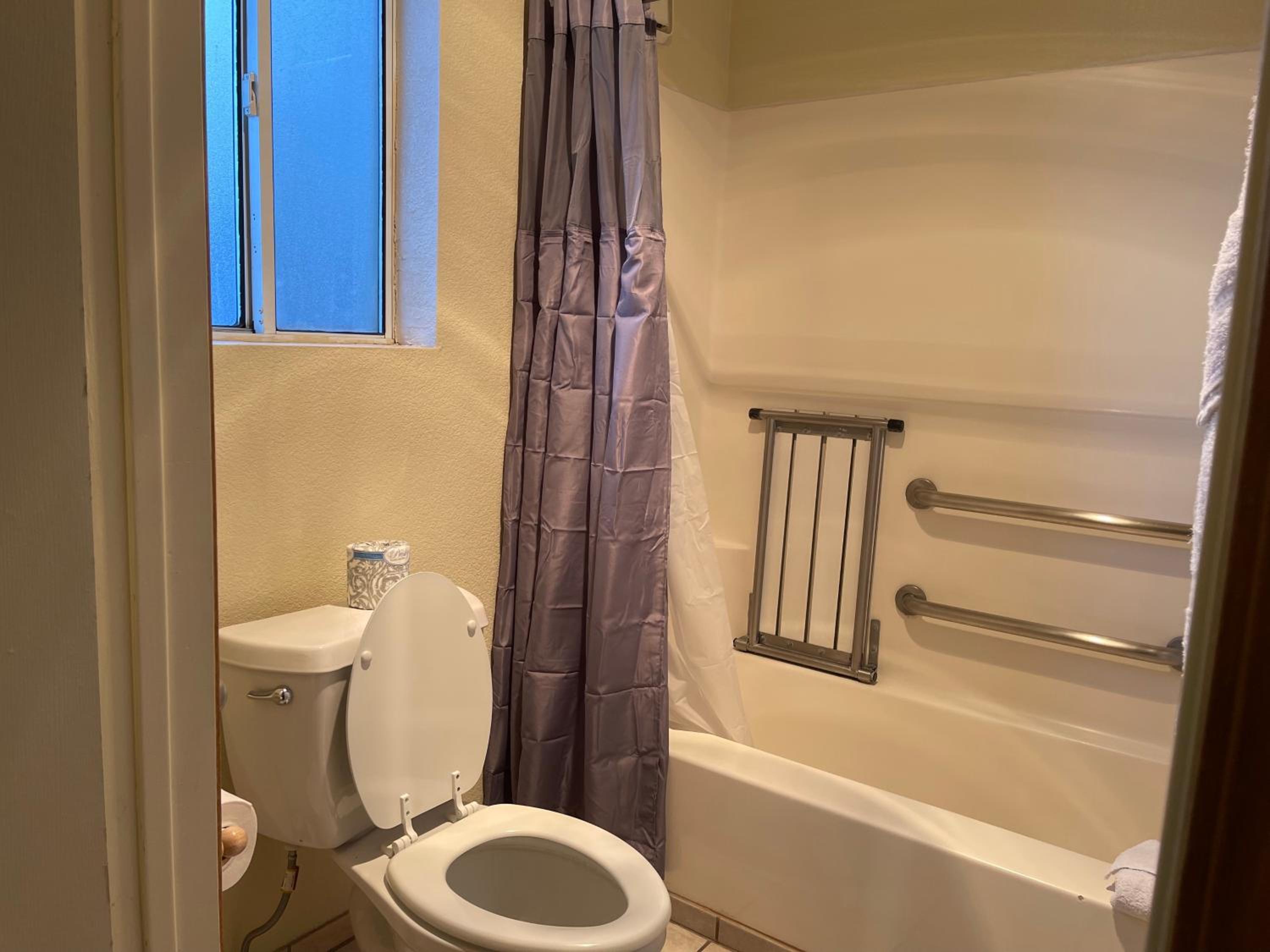 Queen Room - Disability Access - Photo 2