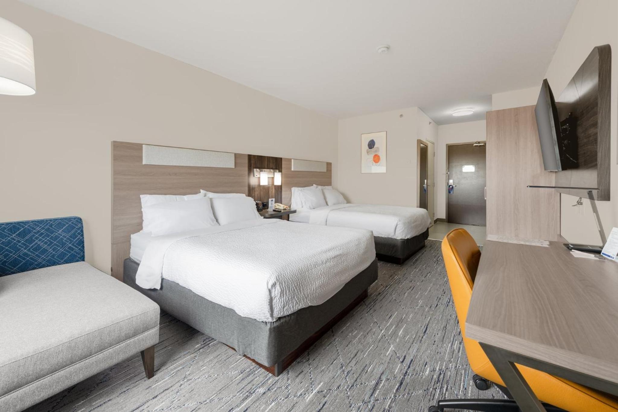 Queen Suite with Two Queen Beds and Sofa Bed - Photo 2