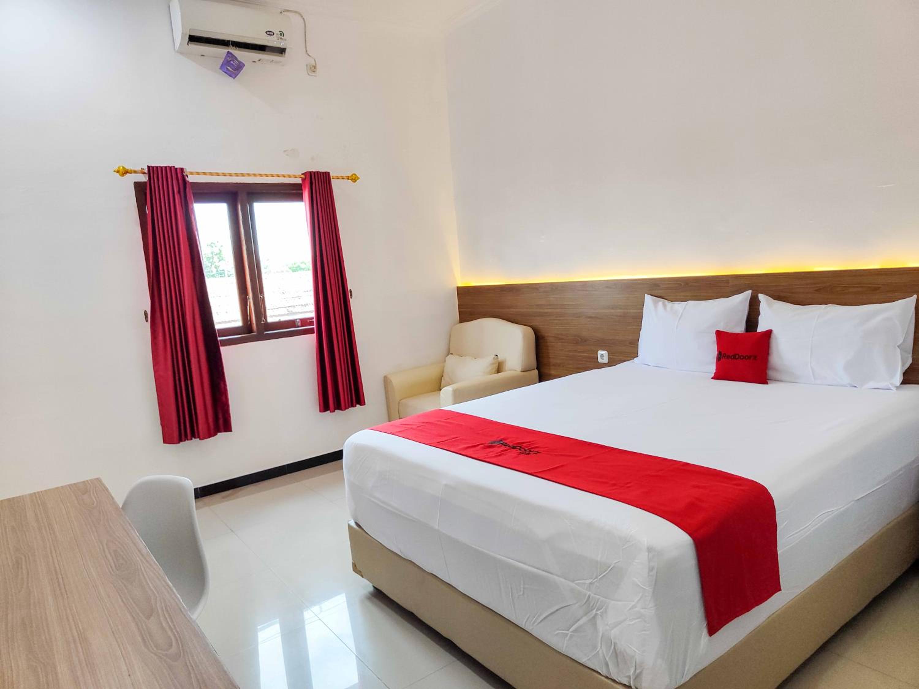 Deluxe Room - Photo 12